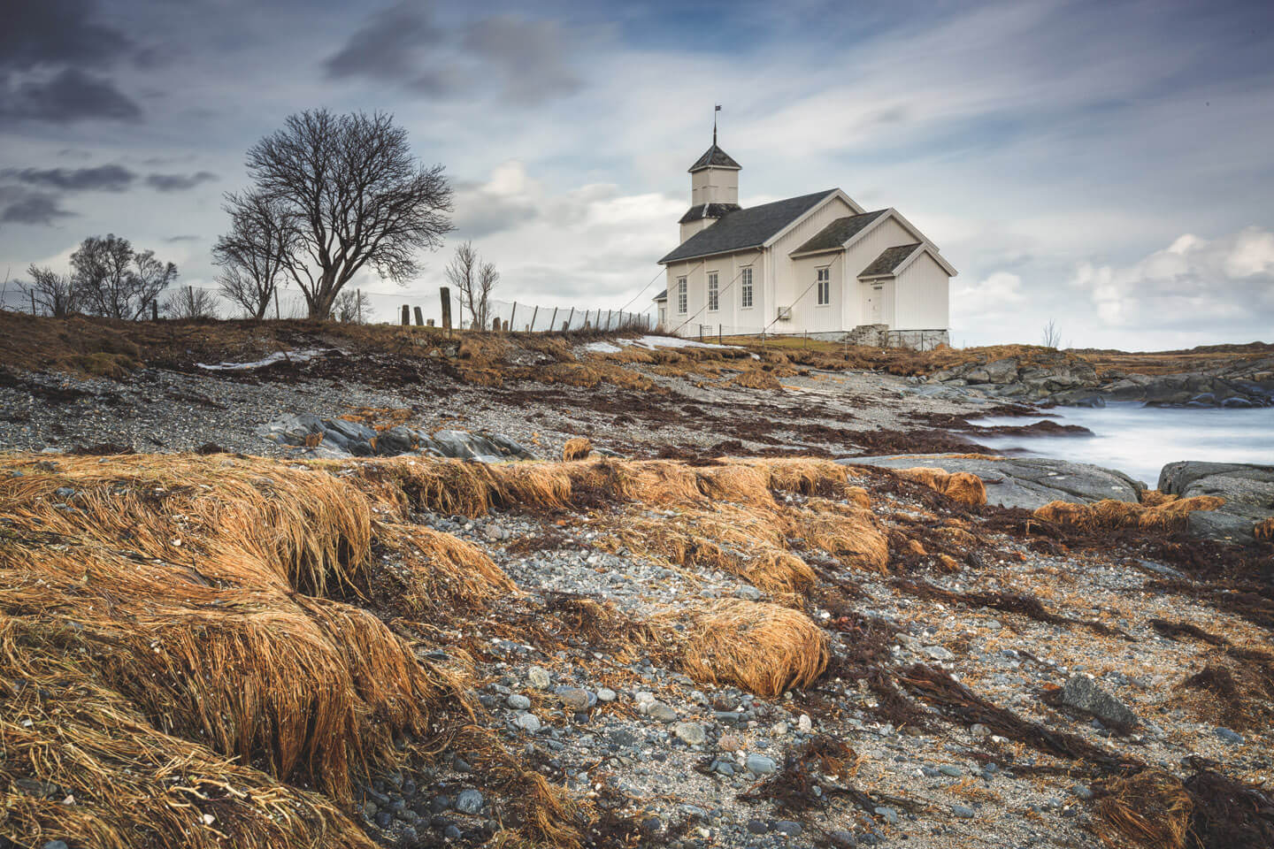 Die Holzkirche auf Gimsøy ist mit Stahlseilen gegen Sturm gesichert