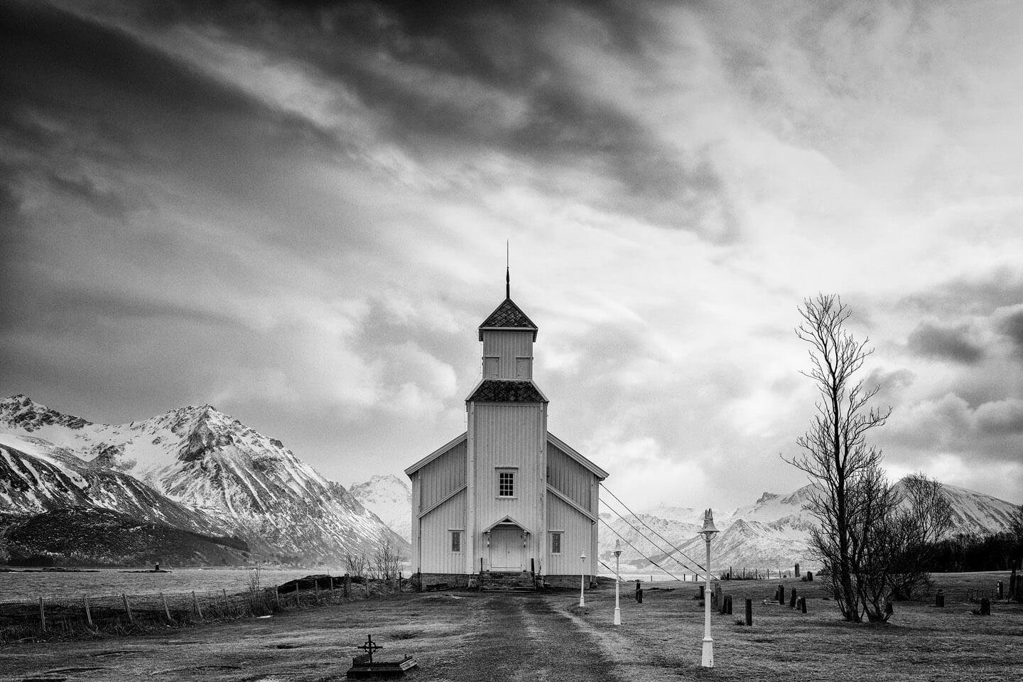 Kirche auf Gimsøy in Schwarzweiß