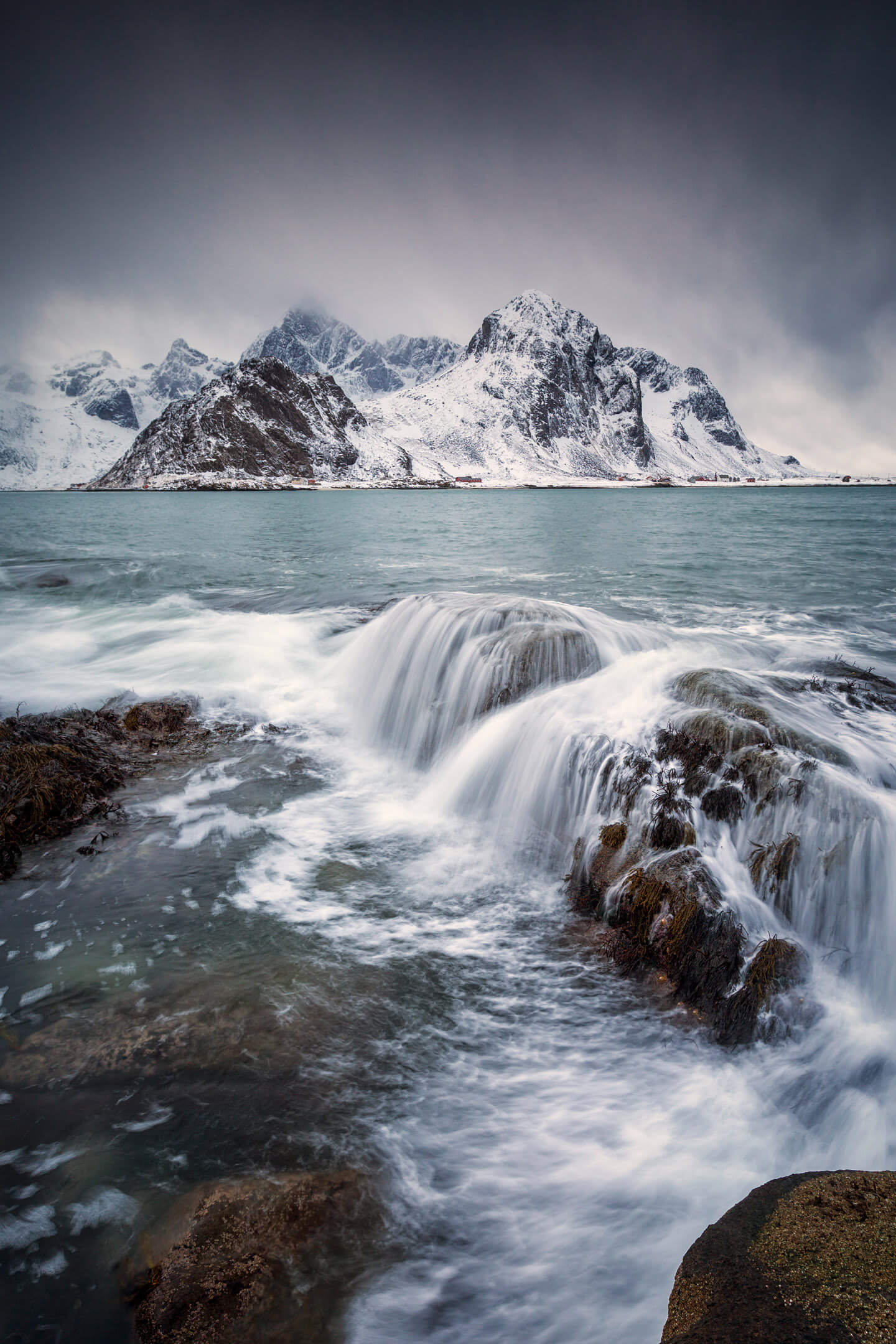Langzeitbelichtung mit schneebedeckten Bergen im Hintergrund