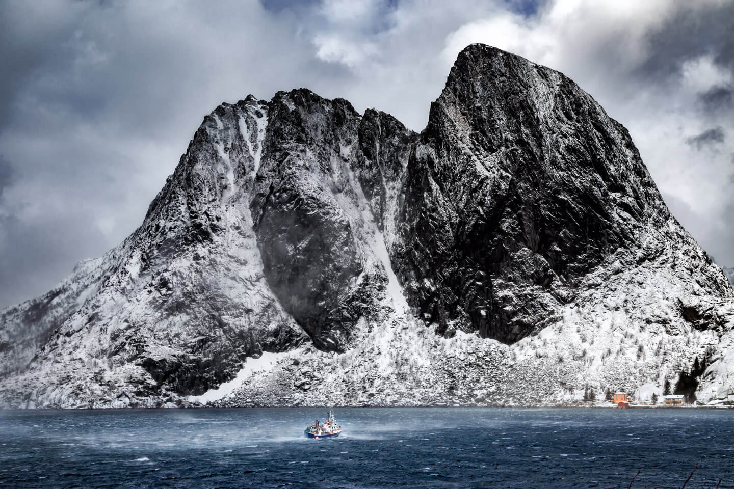 Der Lilandstinden von Hamnoy mit Fischerboot im Sturm. So ist das beim Lofoten fotografieren im Winter!