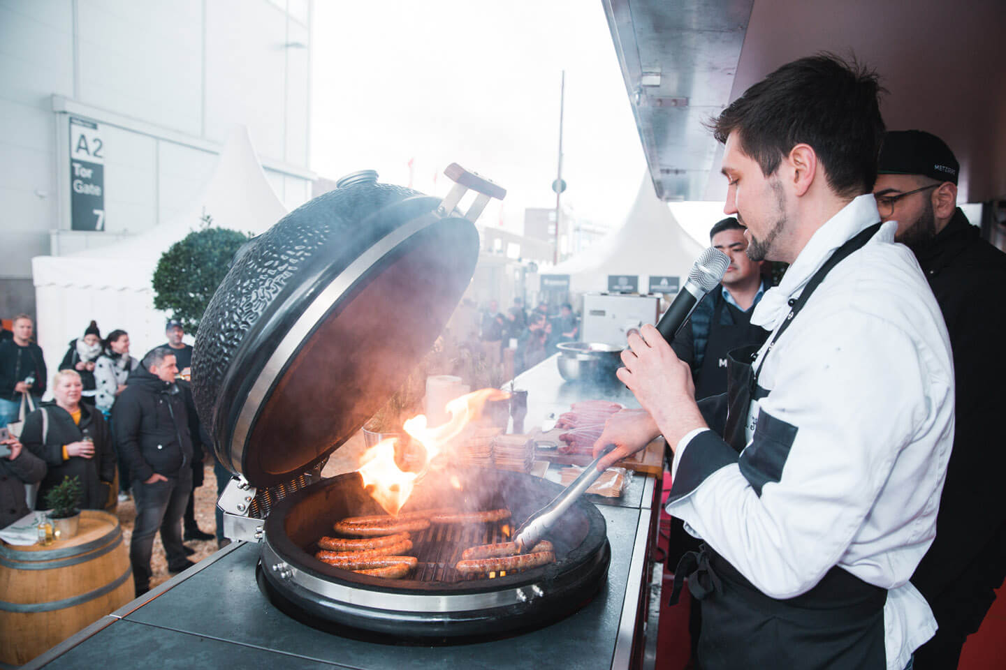 In der Eventfotografie musst du ganz nah rangehen: Grillen auf der Bühne des Showcontainers