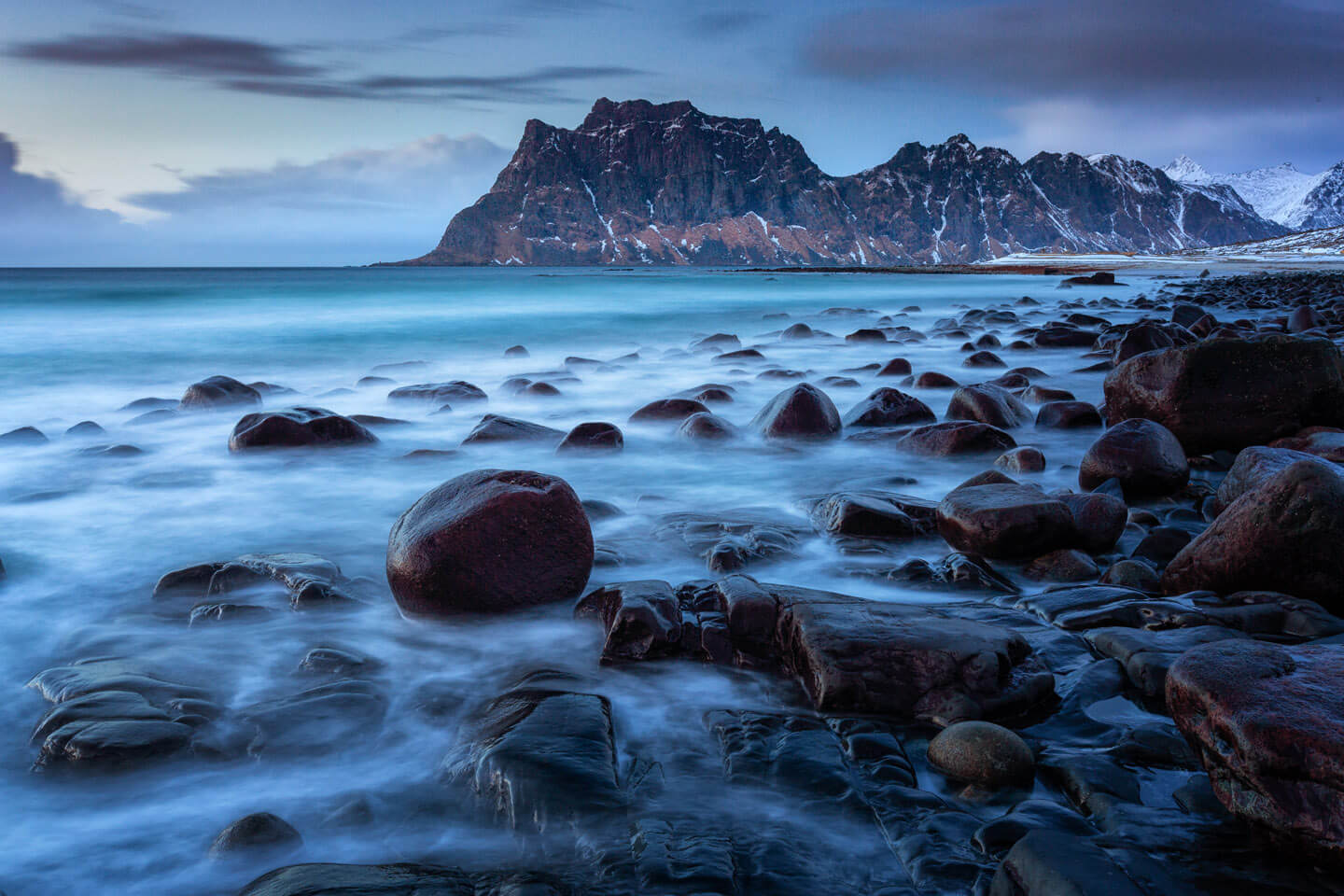 Uttakleiv - Langzeitbelichtung zur blauen Stunde