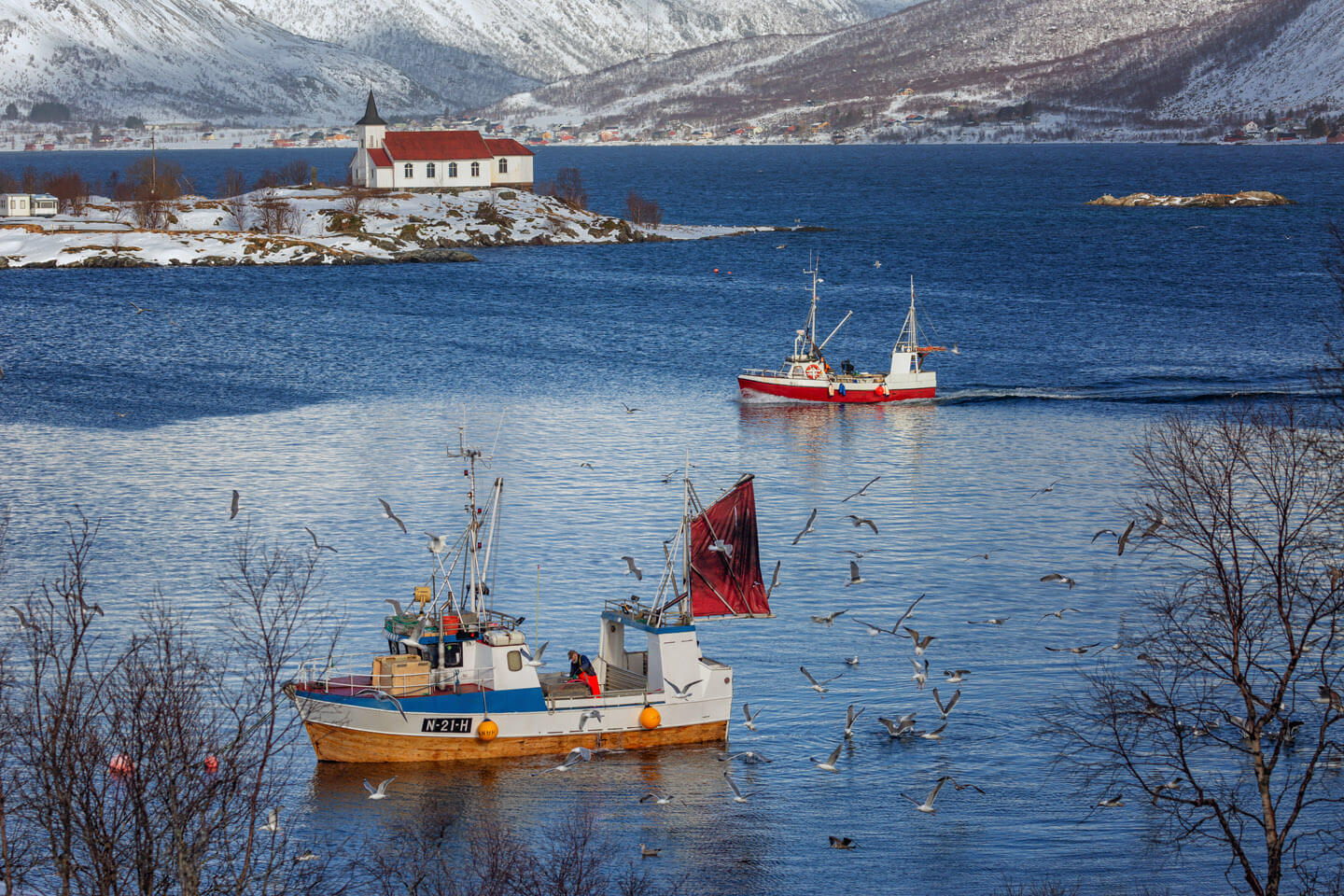 Lofoten fotografieren: Fischerboot und die Kirche in Vestpollen