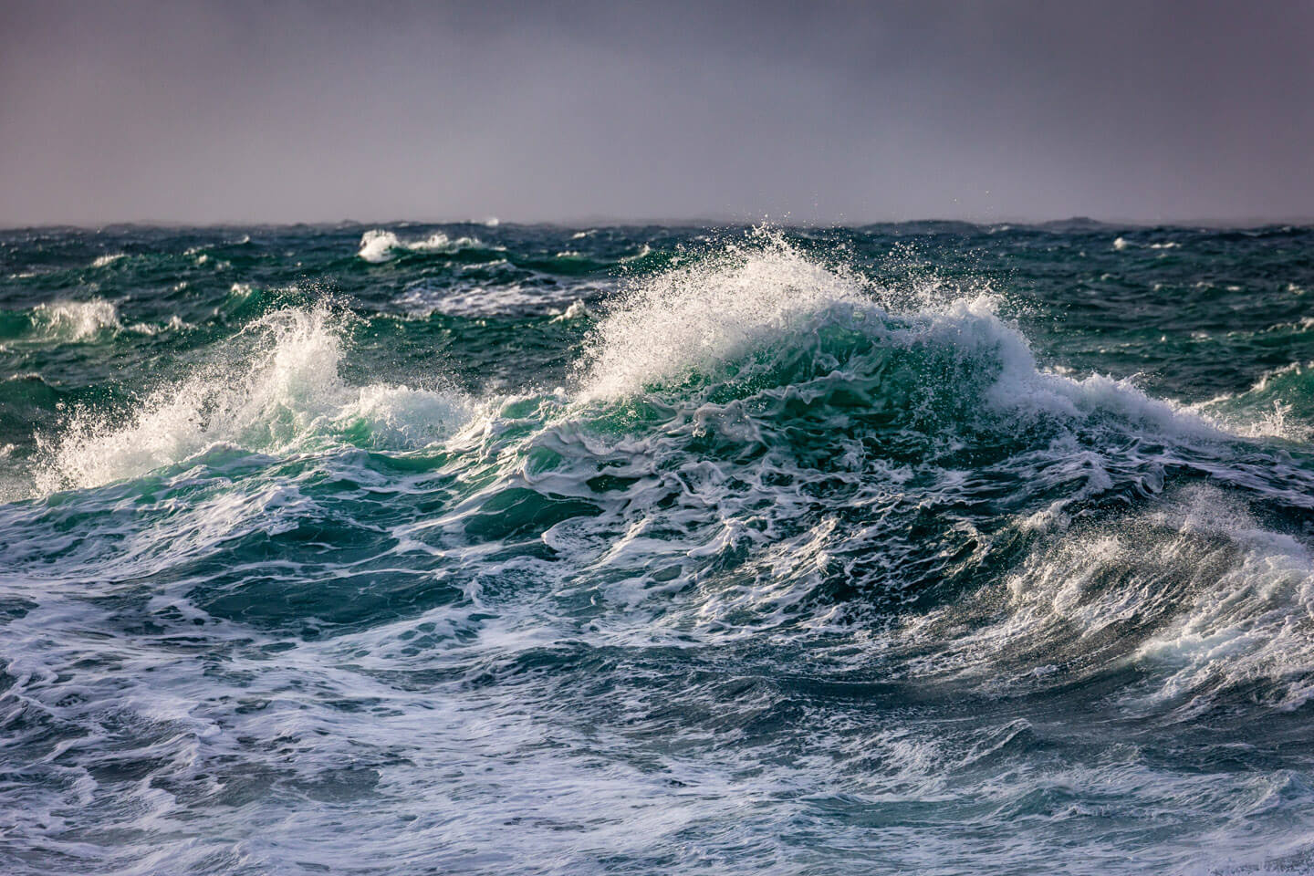 Tosende Wellen bei unstad auf den Lofoten.