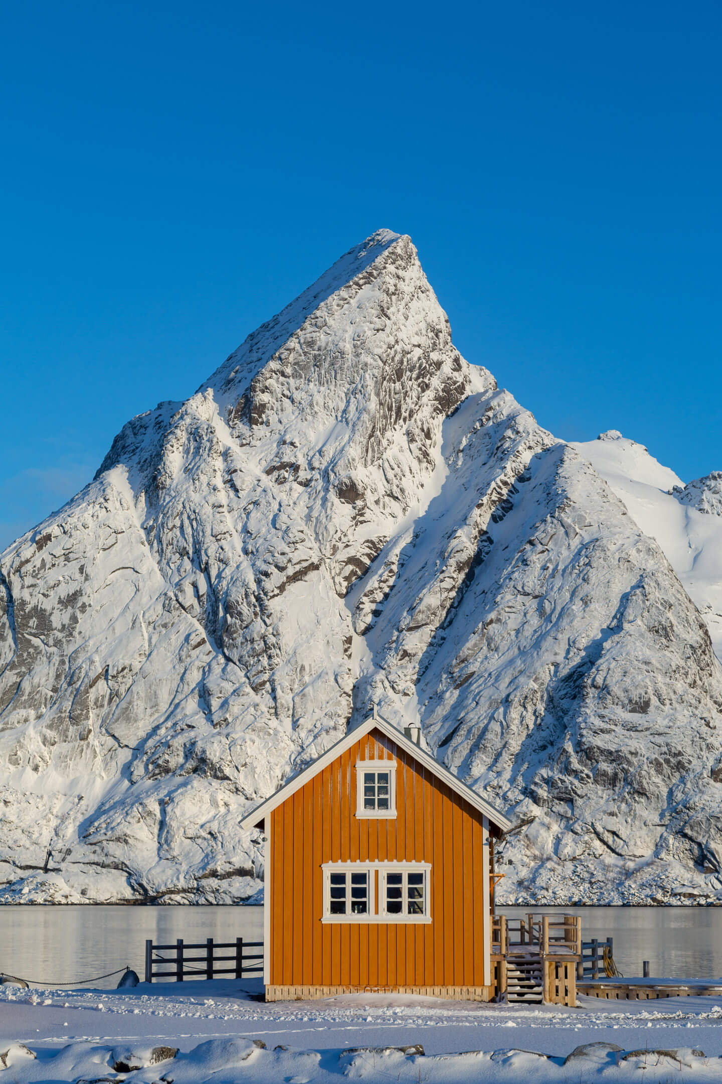 Gelbe Fischerhütte vor dem Olstinden