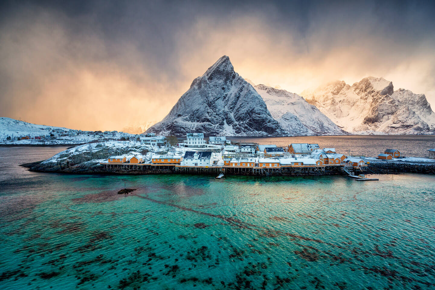 Die kleine Insel Sakrisoy auf den Lofoten mit den gelben Fischerhütten