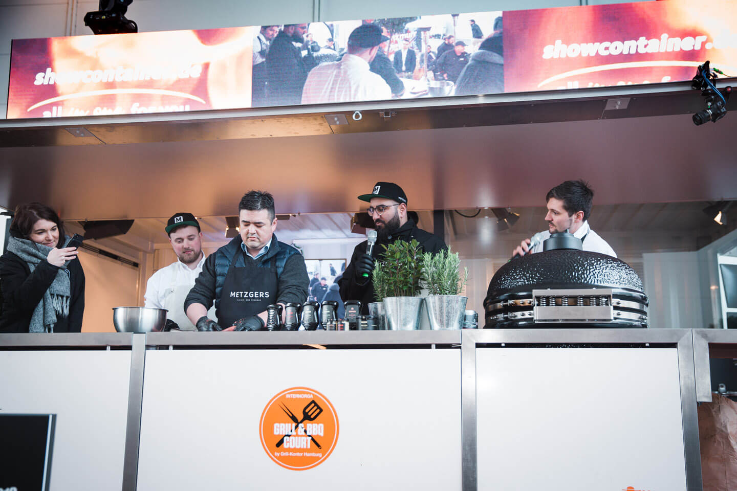 Der Showcontainer. Liveact mit Videoleinwand