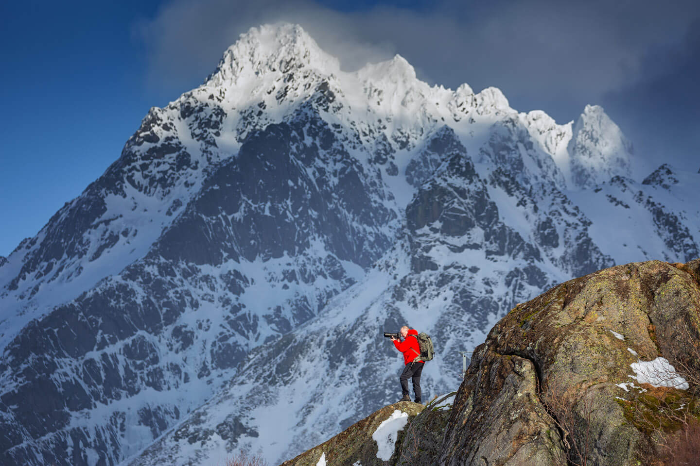 Dieser Fotograf lichtet gerade die Kirche in Sildpollnes ab