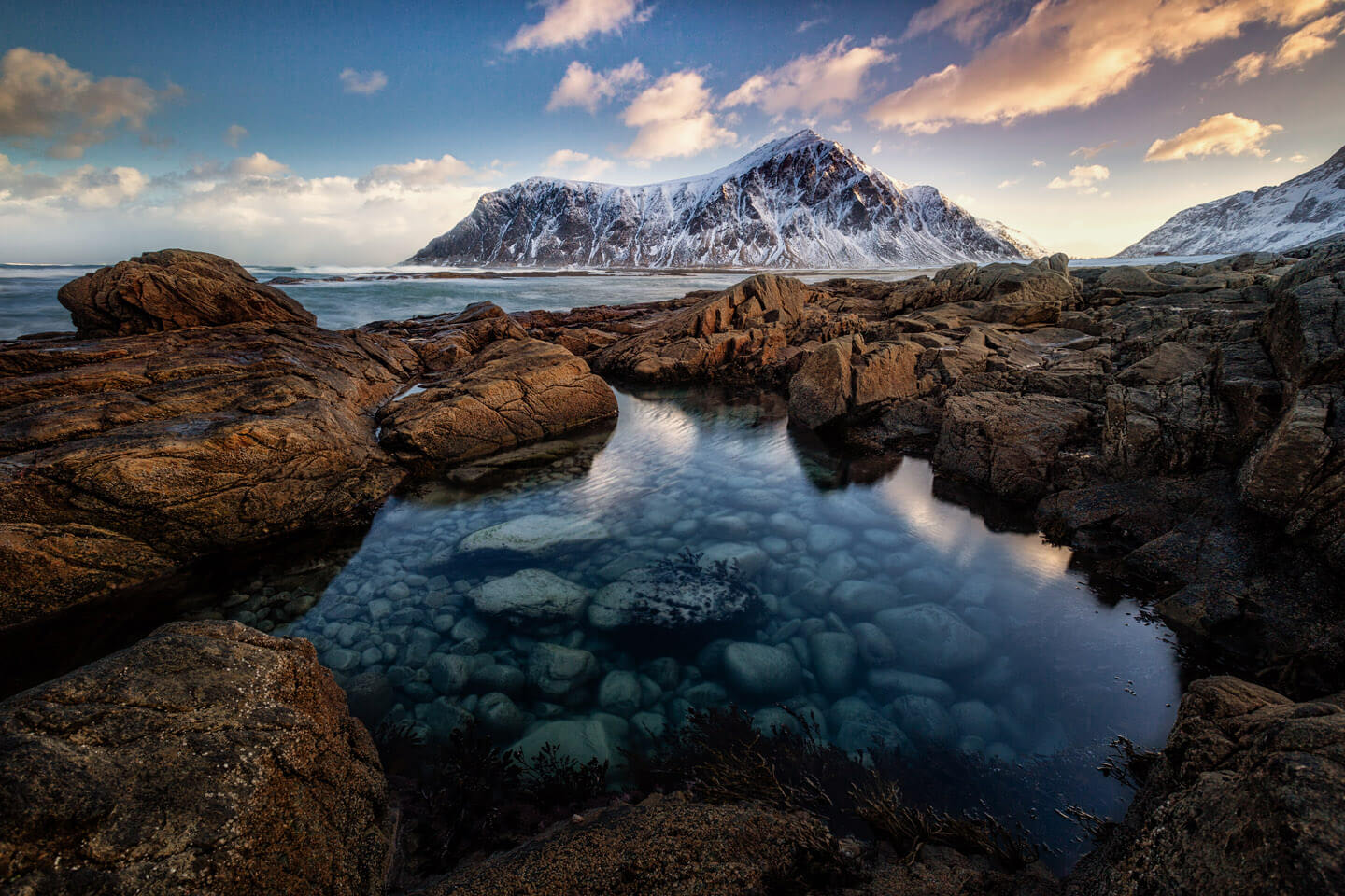 Zwischen den Felsen am Skagsanden Beach hat sich ein kleiner Pool gebildet