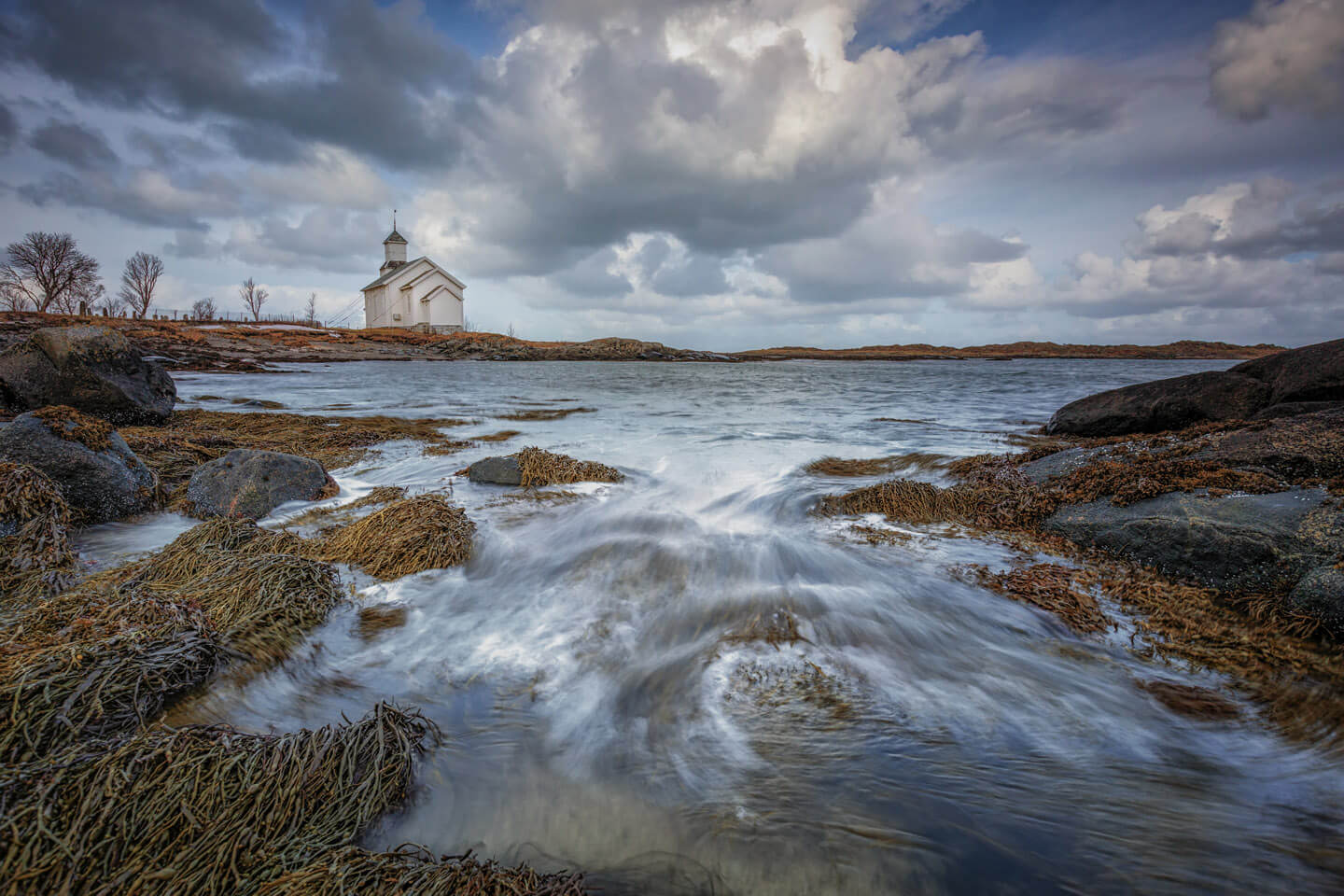 Die Strandkirche bei Gimsøy ist ein beliebtes Fotomotiv auf den Lofoten