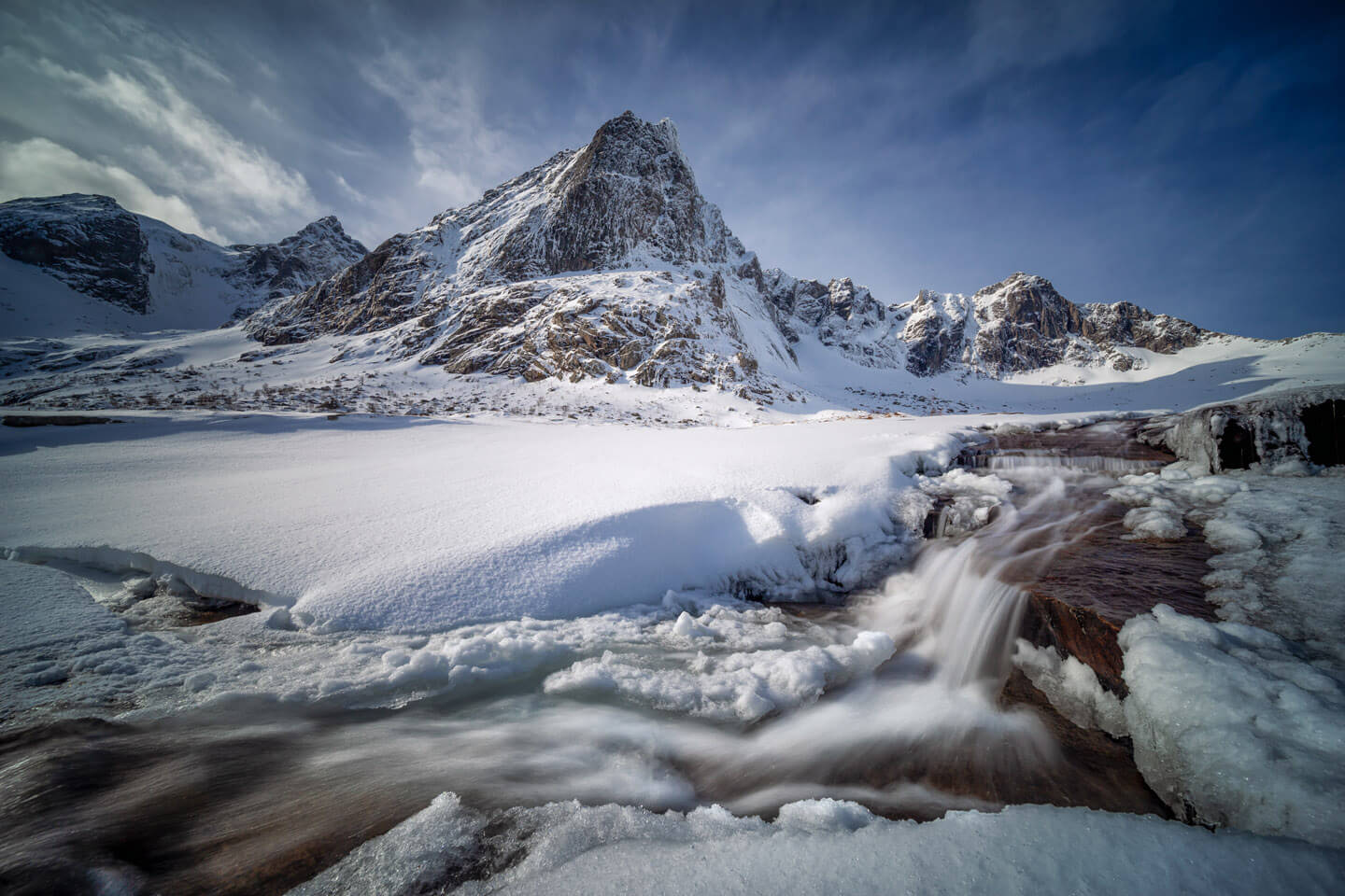 Gefrorener Wasserfall auf den Lofoten