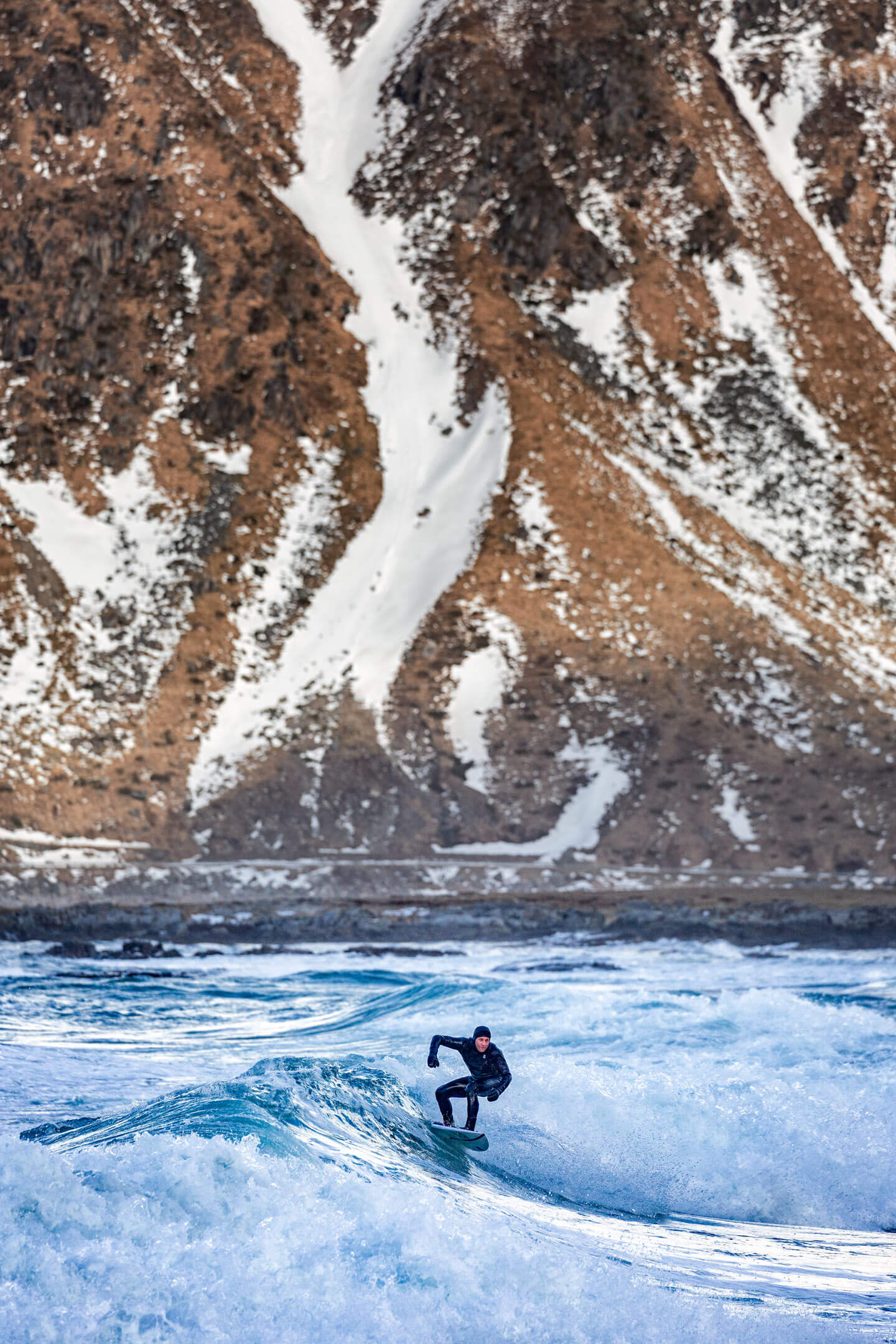 Wellenreiter bei Minusgraden am Skagsanden Beach