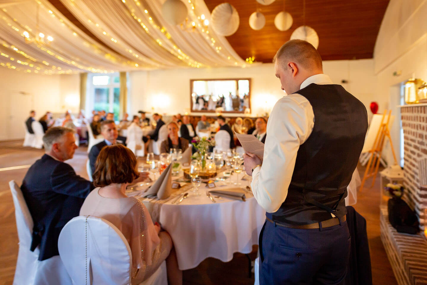 Mit dem Fotoapparat festgehalten: Ansprache des Bräuigams im großen Saal