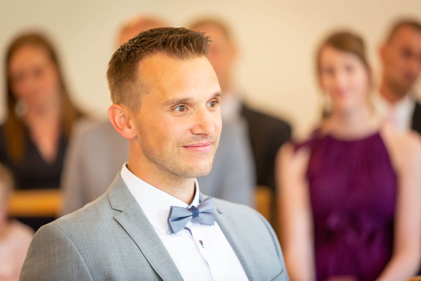 Braeutigam während der standesamtlichen Trauung