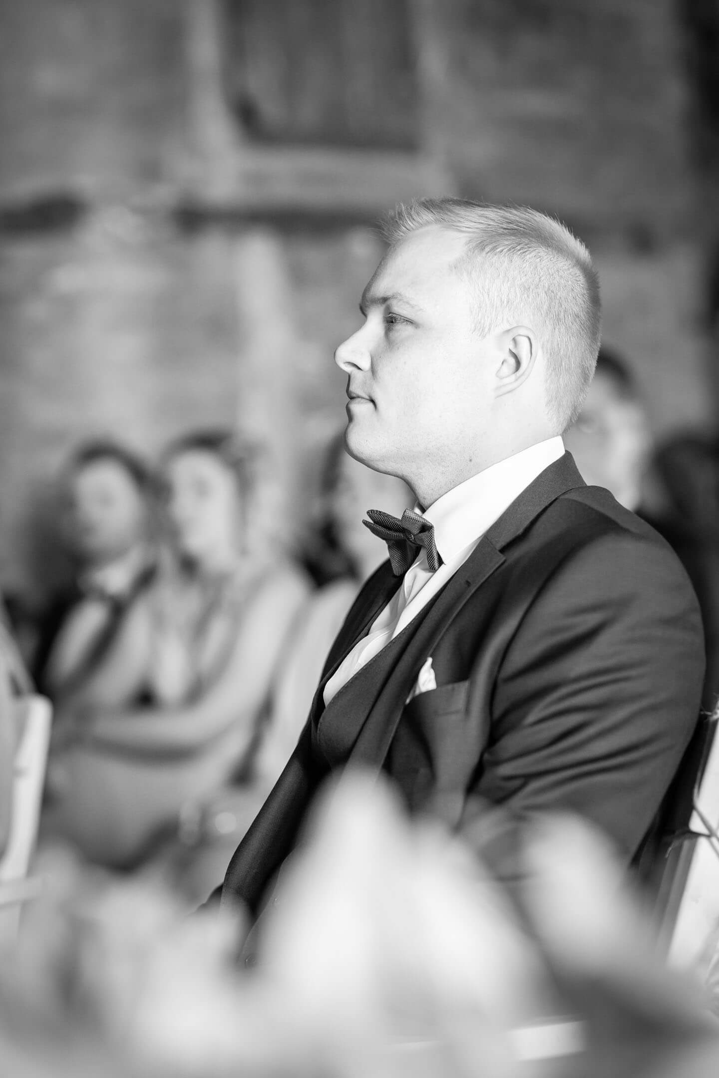 Bräutigam bei Trauung in der Scheune