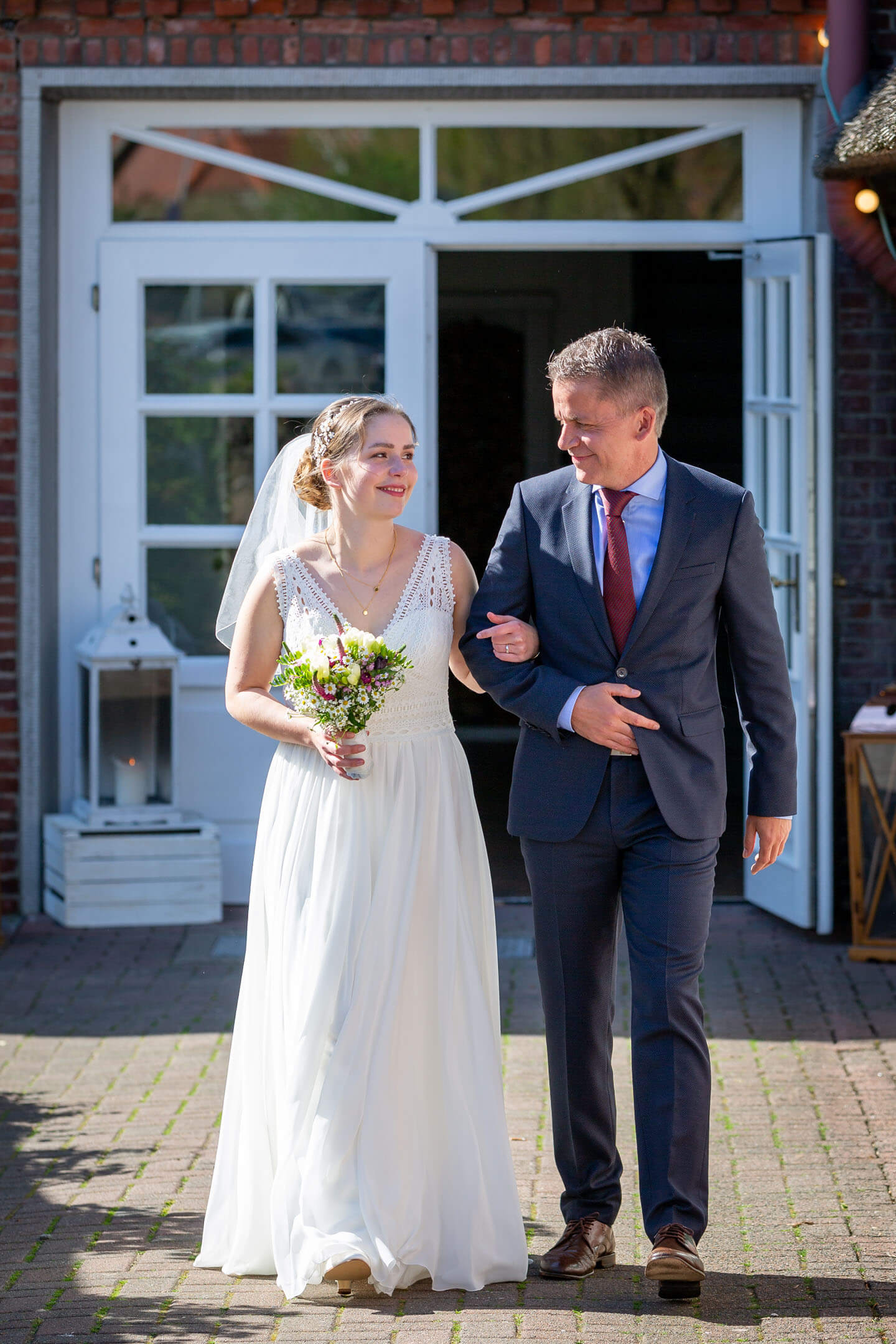 Brautvater begleitet Braut zur Trauung