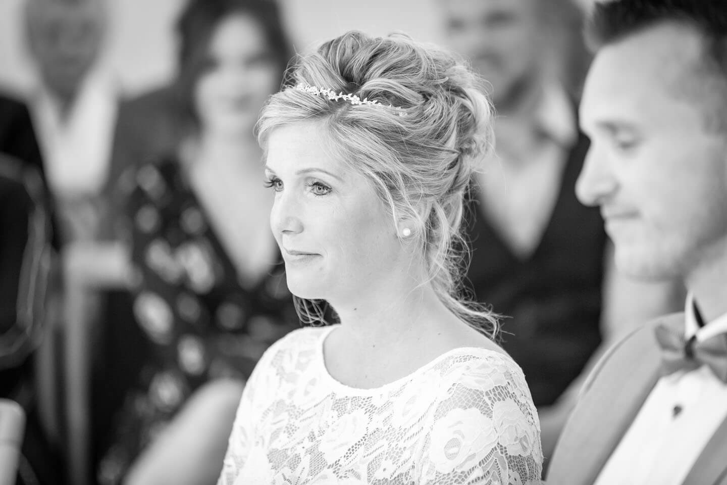 Braut bei der Trauung im Standesamt Bad Bramstedt Land