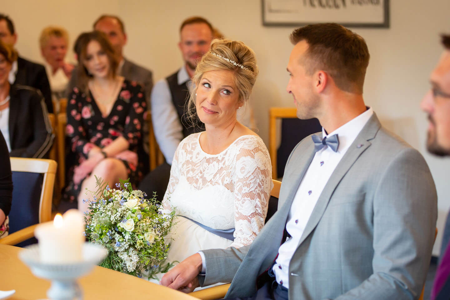 Brautpaar schaut sich bei der Trauung in die Augen