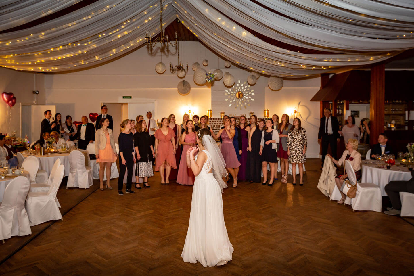 Brautstrauß werfen im großen Saal