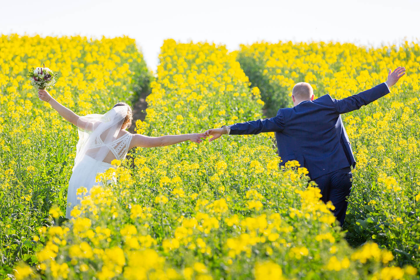Hochzeitsfotos im Rapsfeld