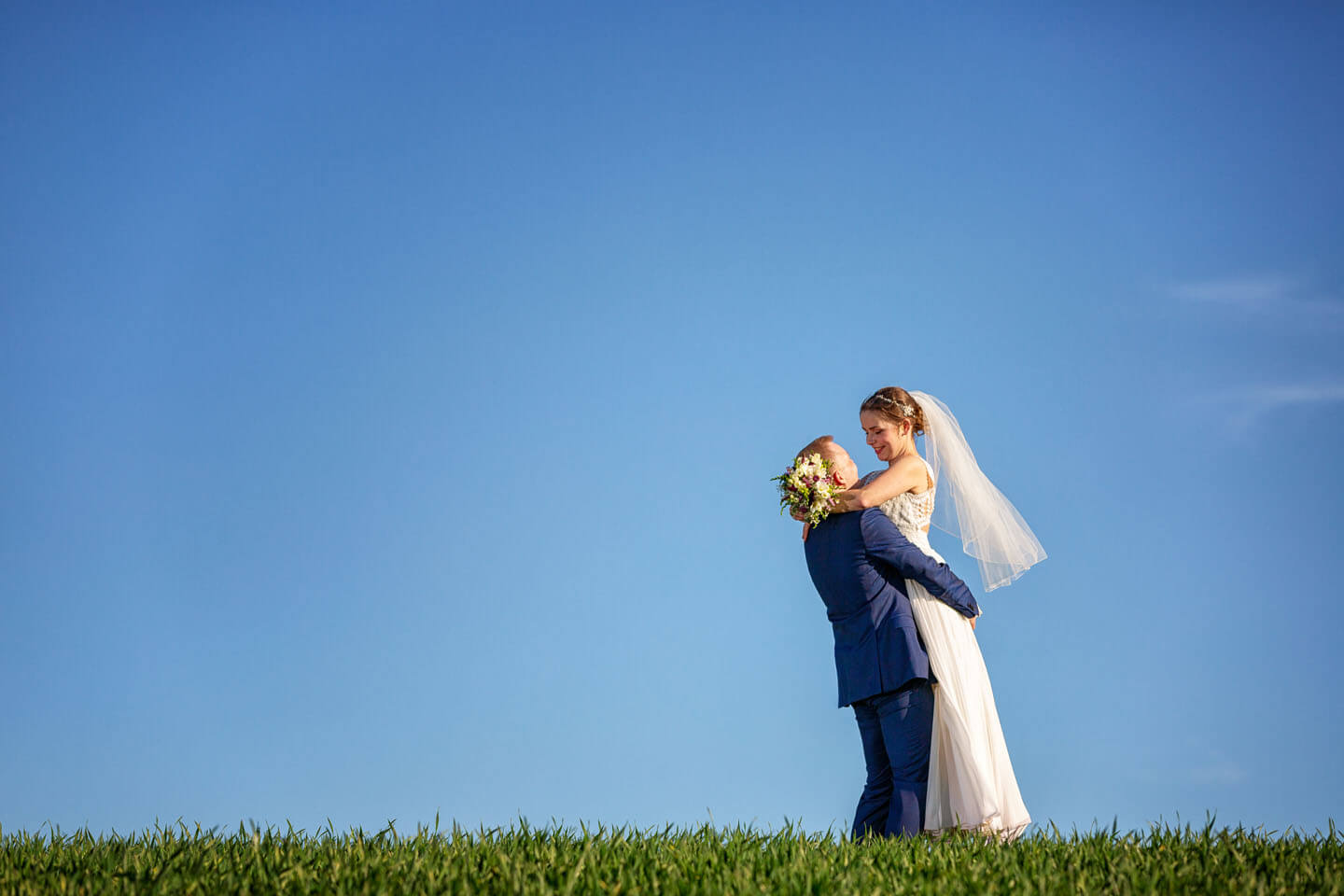 Hochzeitspaar beim Brautpaar-Shooting bei Hamburg
