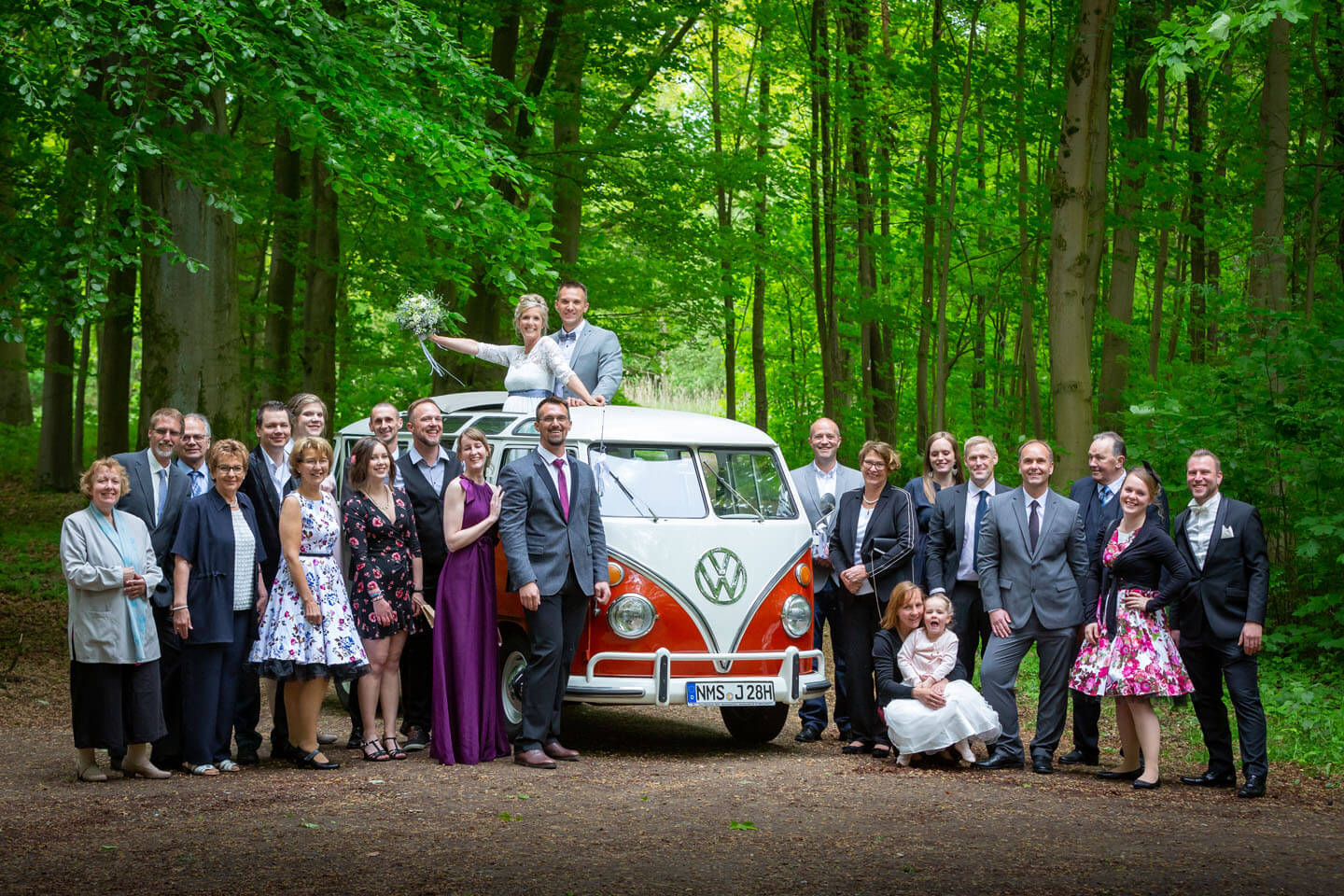 Hochzeitsgesellschaft mit VW-Bus T1