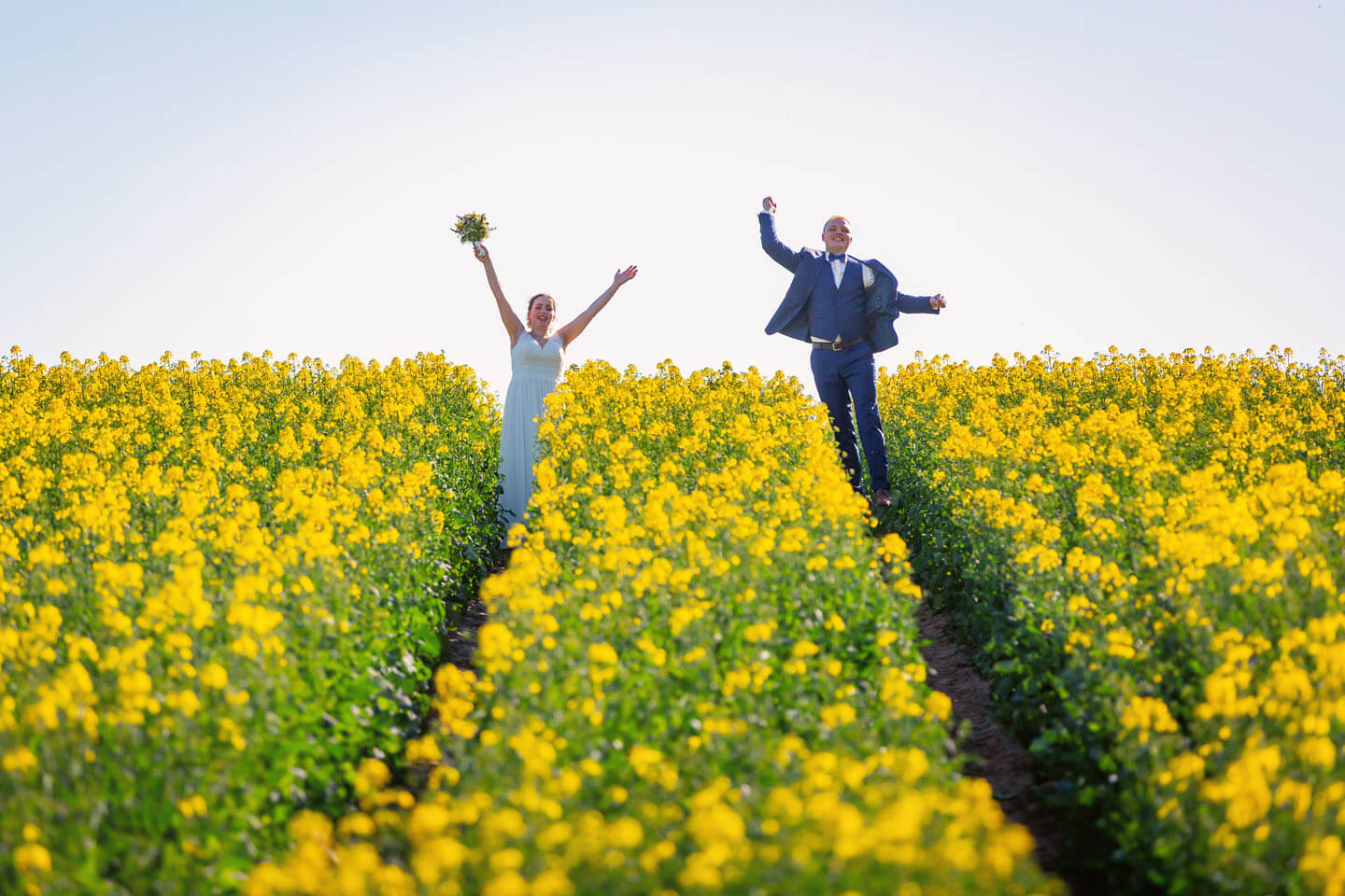 Brautpaar im Rapsfeld