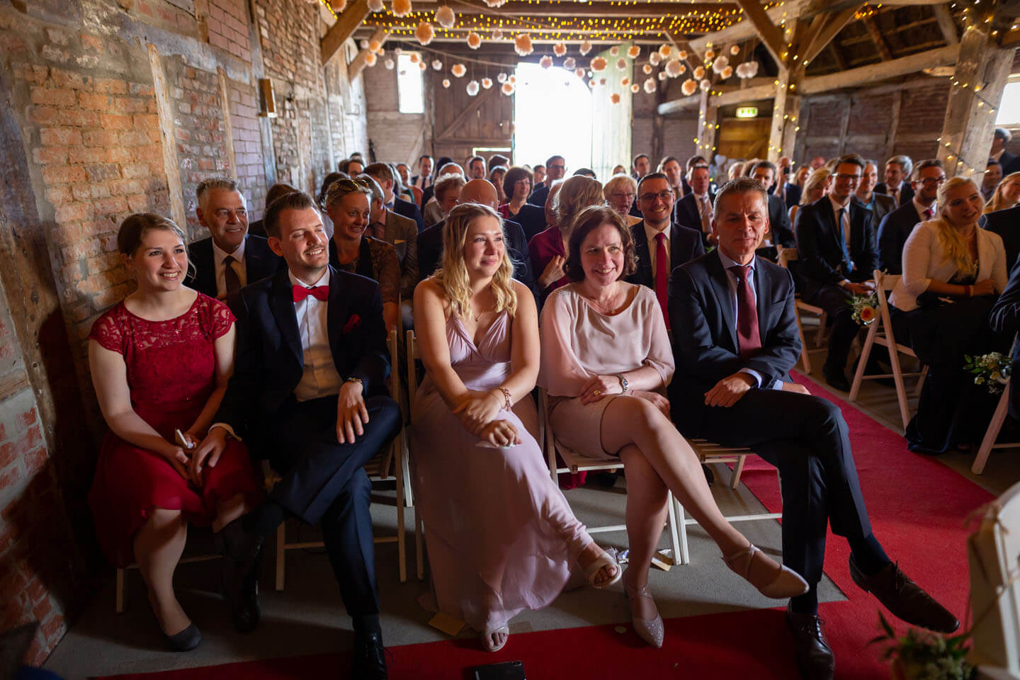 Hochzeitsgesellschaft in der Scheune
