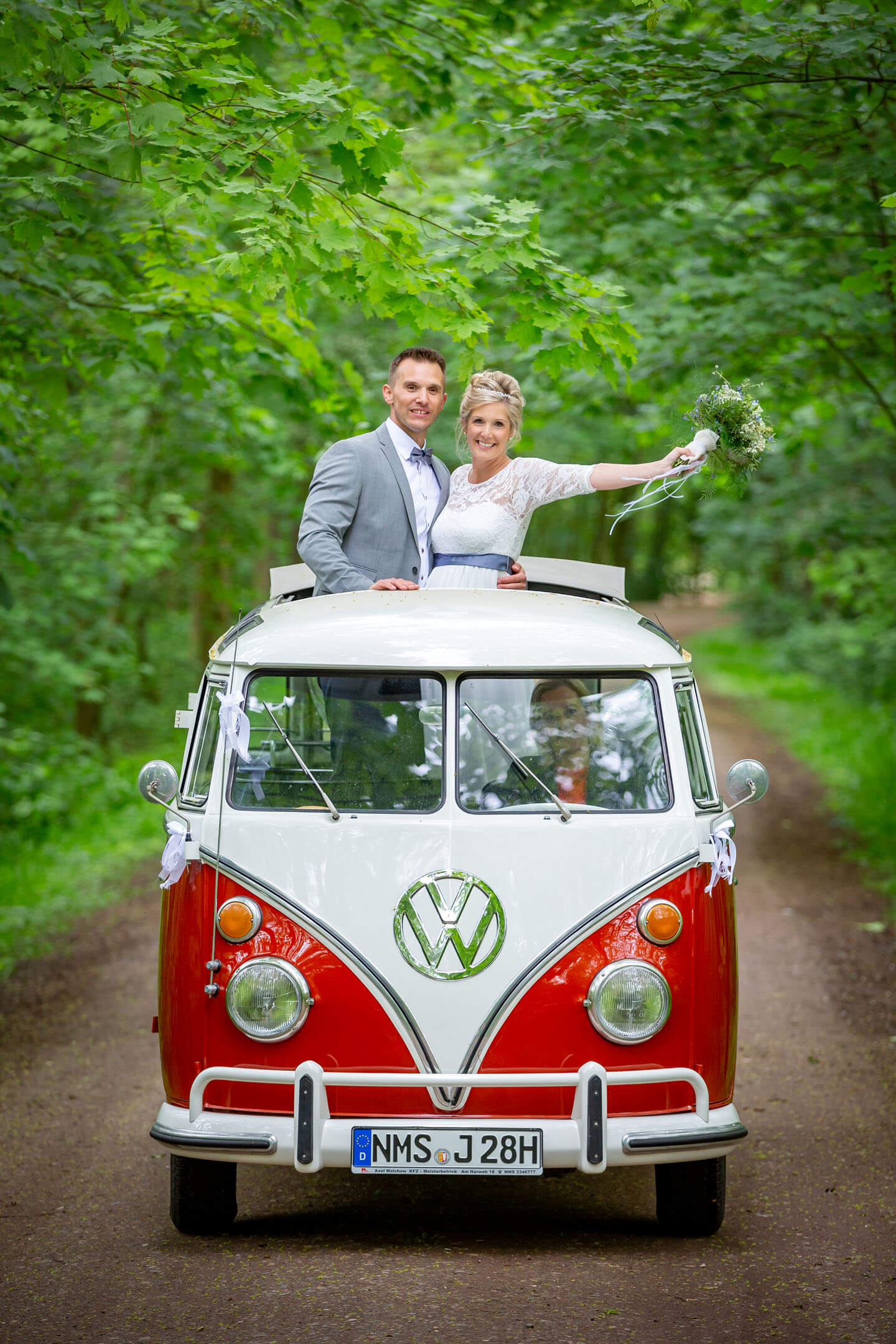 Hochzeitsfoto mit VW-Bus T1