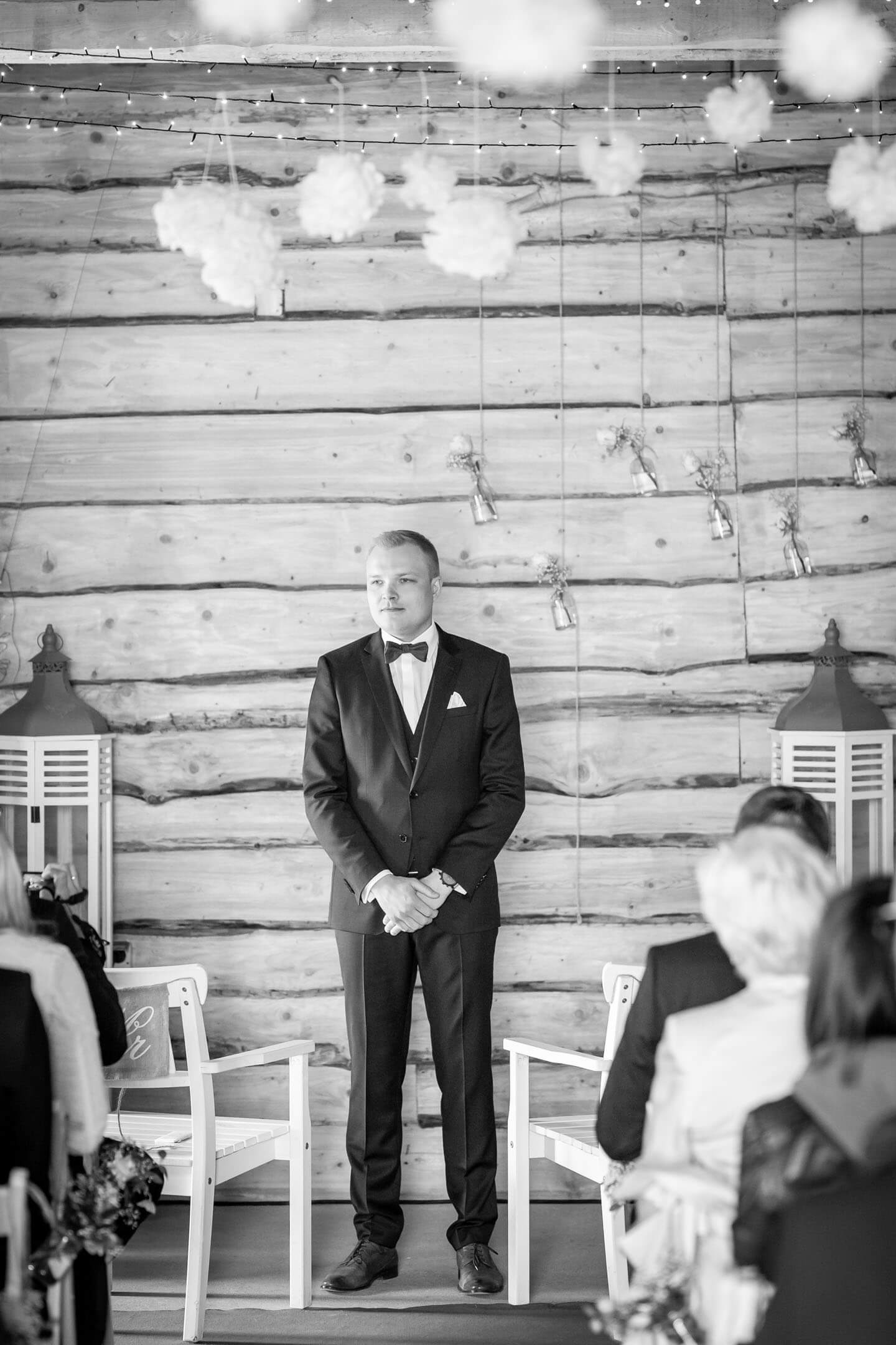 Bräutigam wartet auf seine Braut