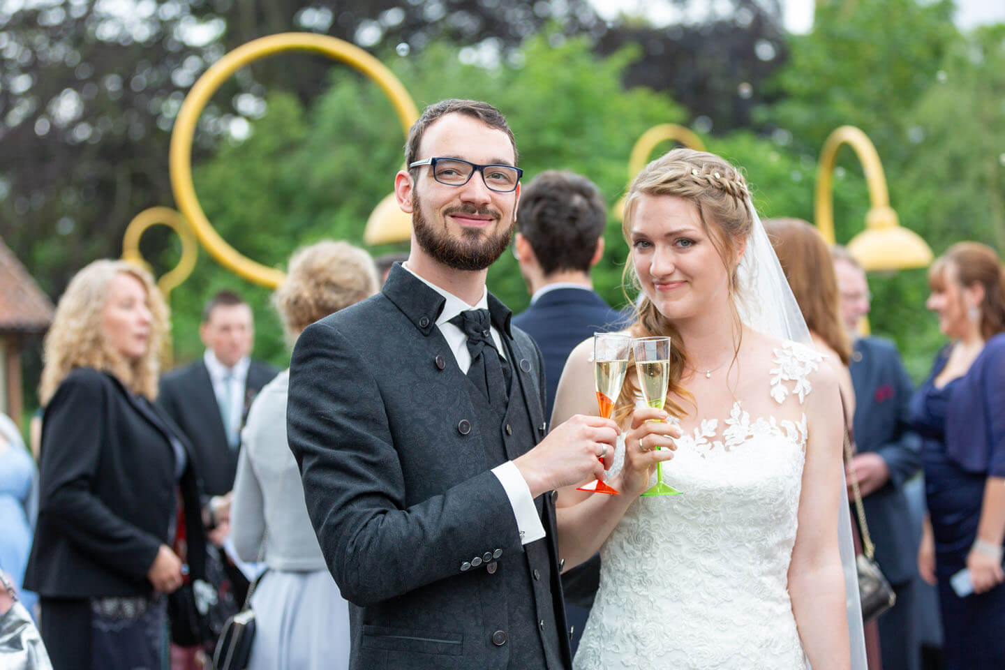 Hochzeitspaar stößt mit Sekt an