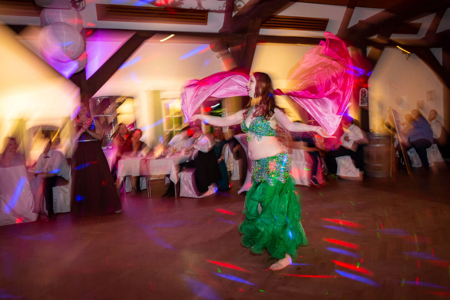 Bbauchtänzerin auf der Tanzfläche einer Hochzeitsfeier