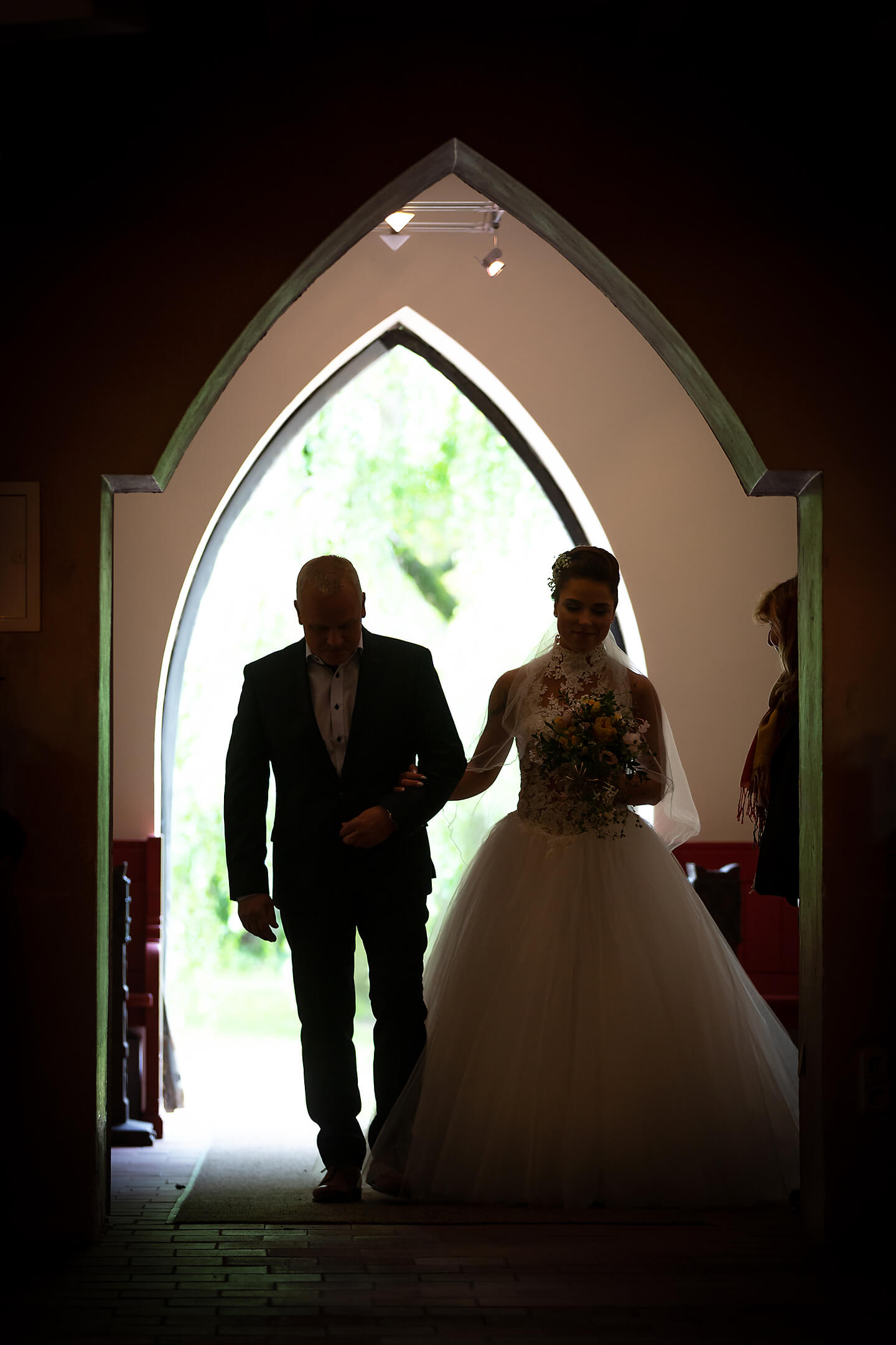 Braut wird vom Brautvater zum Altar geführt