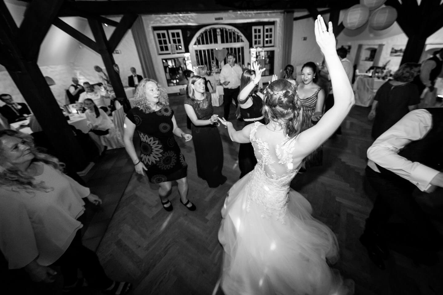 Braut auf der Tanzfläche im Bürgerhaus Kaltenkirchen