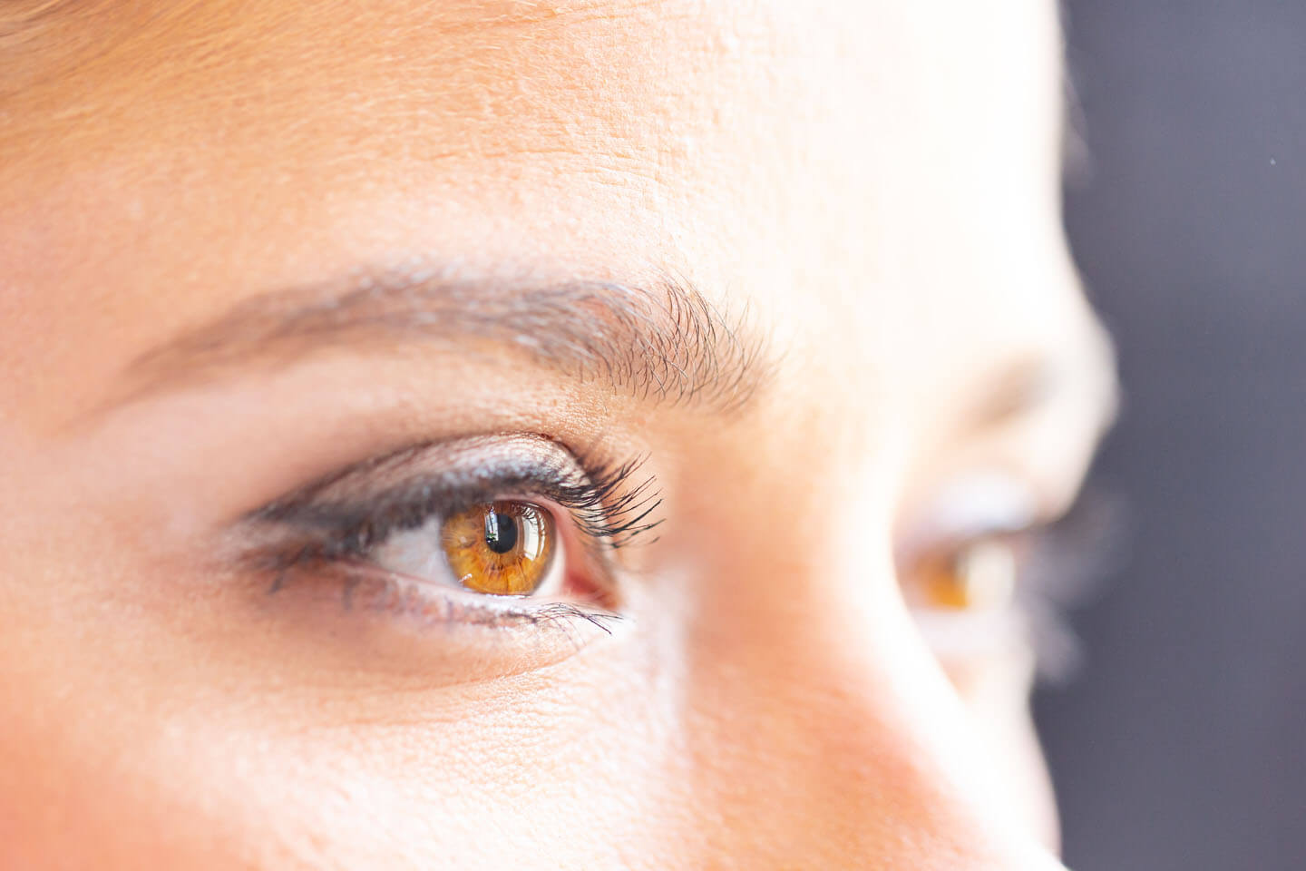 Detail beim Fertigmachen der Braut