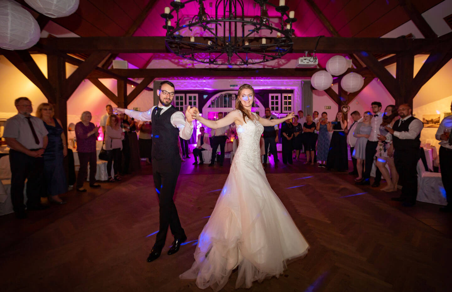 Eröffnungstanz während einer Hochzeitsreportage in Norddeutschland