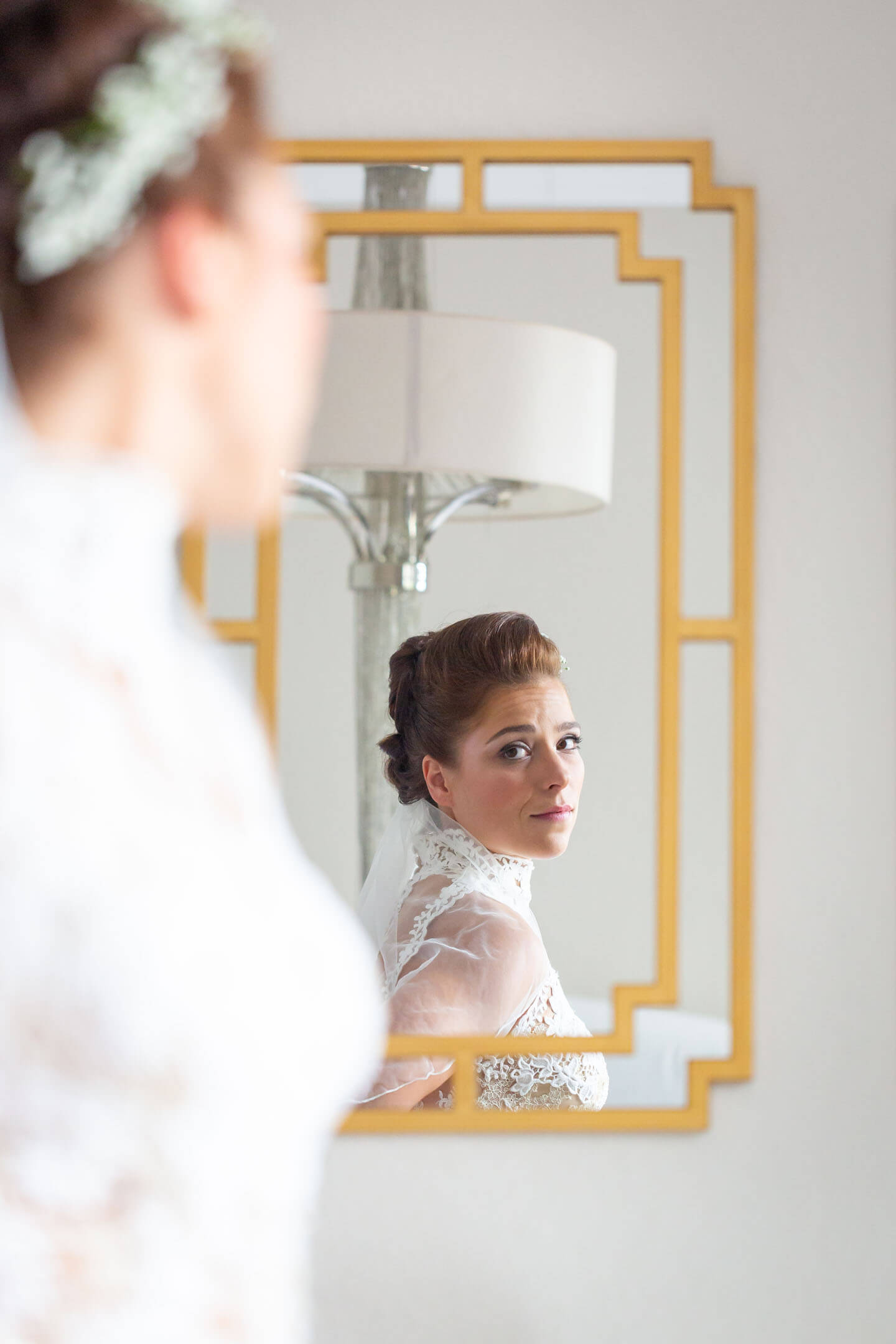 Braut blickt in den Spiegel. Foto: Florian Läufer