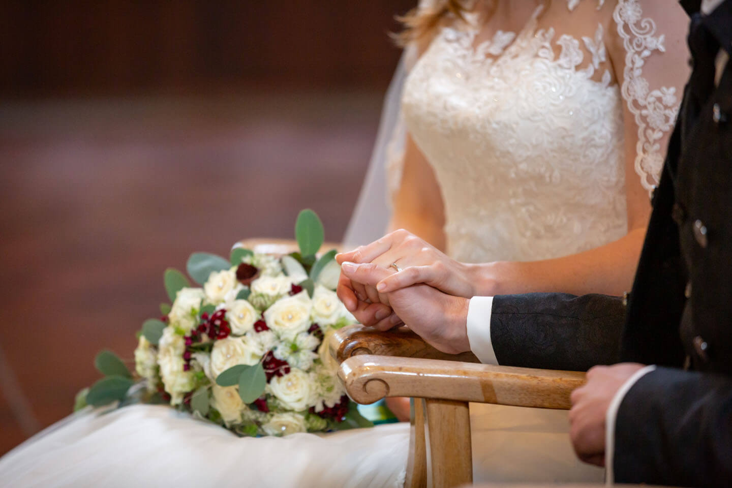 Hände des Brautpaares während der kirchlichen Trauung in Kaltenkirchen