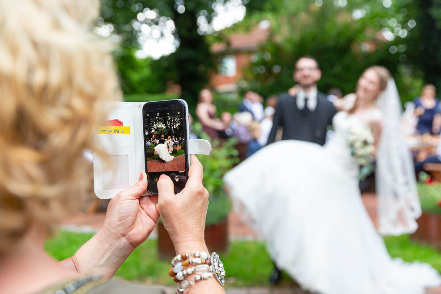 Handyfoto vom Brautpaar