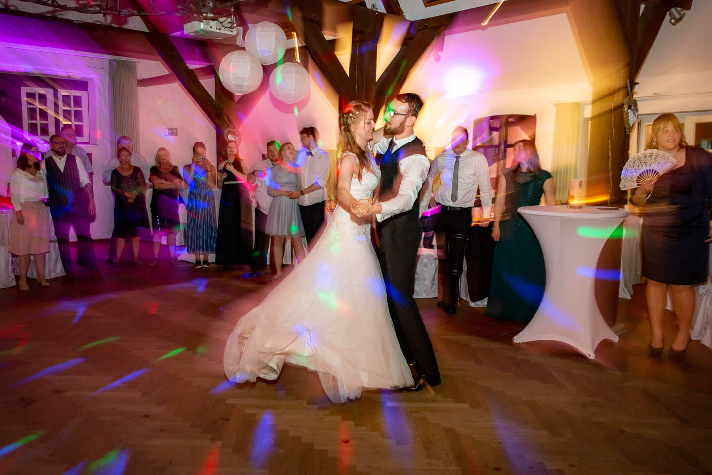 Dynamisches Foto des Eröffnungstanzes einer Hochzeitsparty