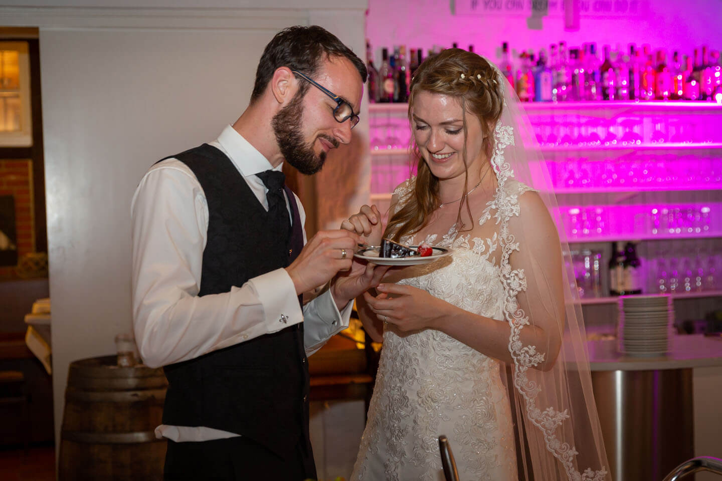 Hochzeitstorte essen