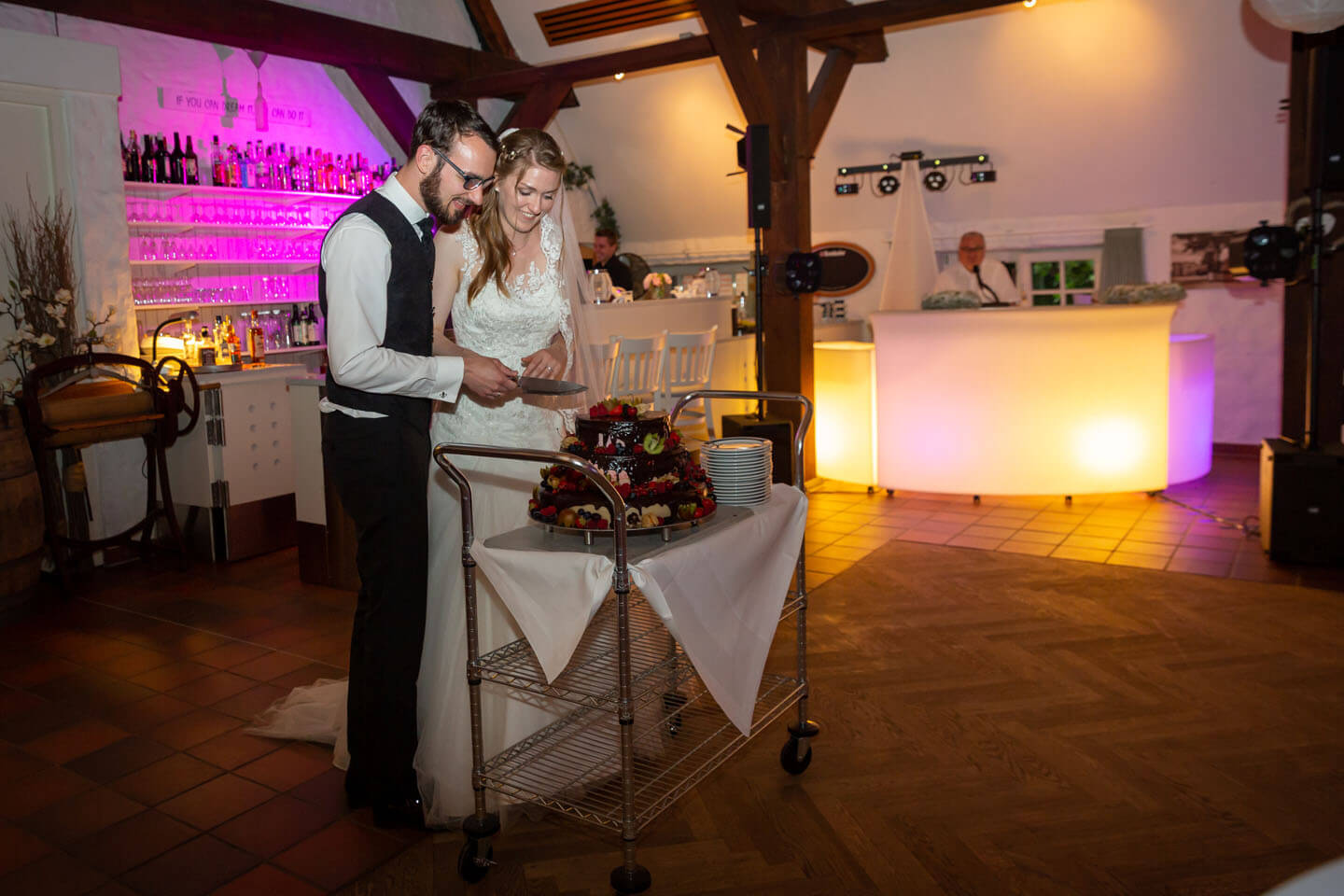 Anschnitt der Hochzeitstorte vom Brautpaar