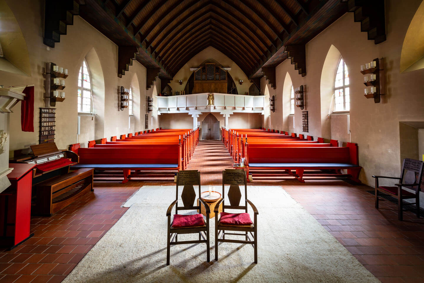 Kirche in Nenndorf vor der Trauung