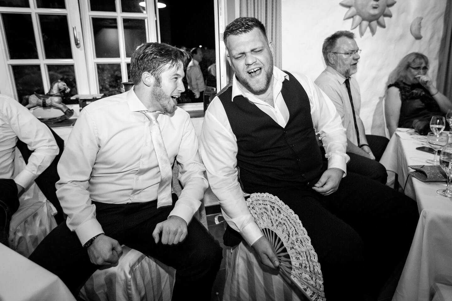 Hochzeitsgäste singen