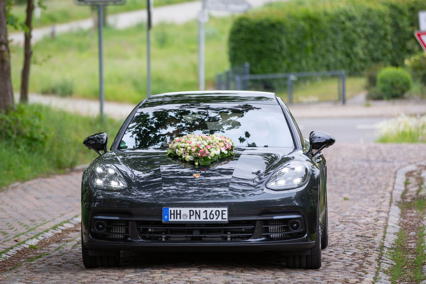 Hochzeitsauto Porsche mit Schmuck auf der Kühlerhaube