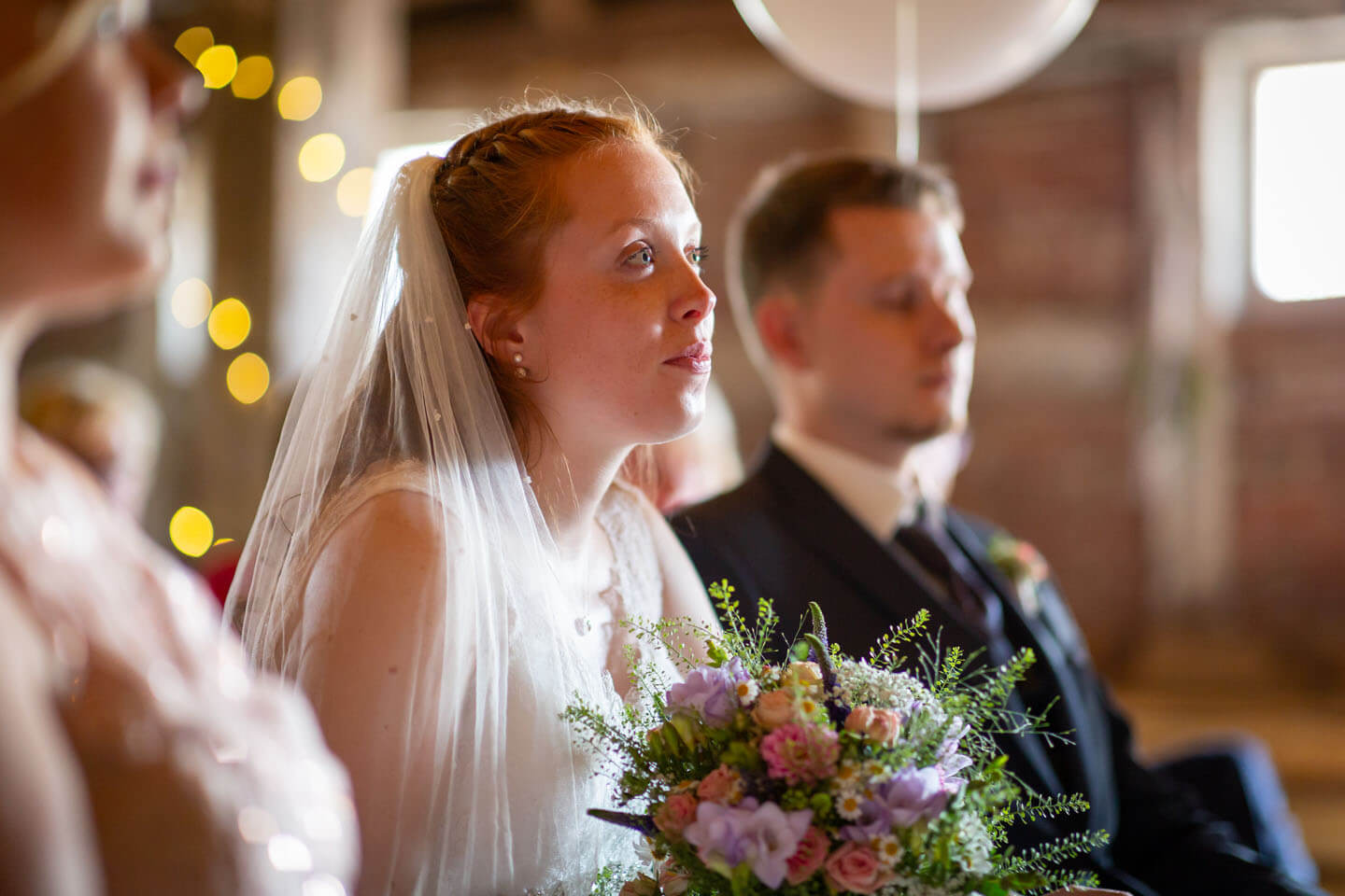 Braut während einer Scheunenhochzeit