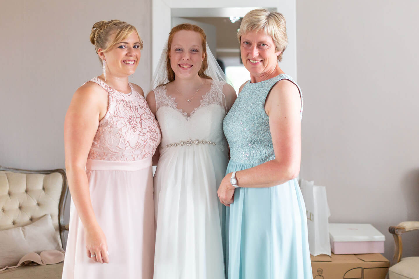 Braut, Brautmama und Trauzeugin beim Getting Ready. Fotograf: Florian Läufer