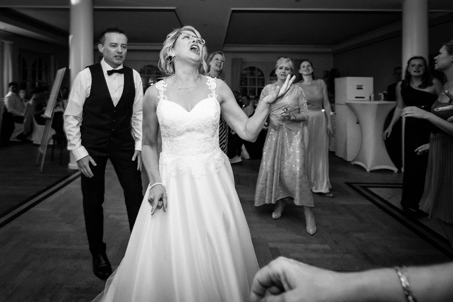 Braut tanzt und singt