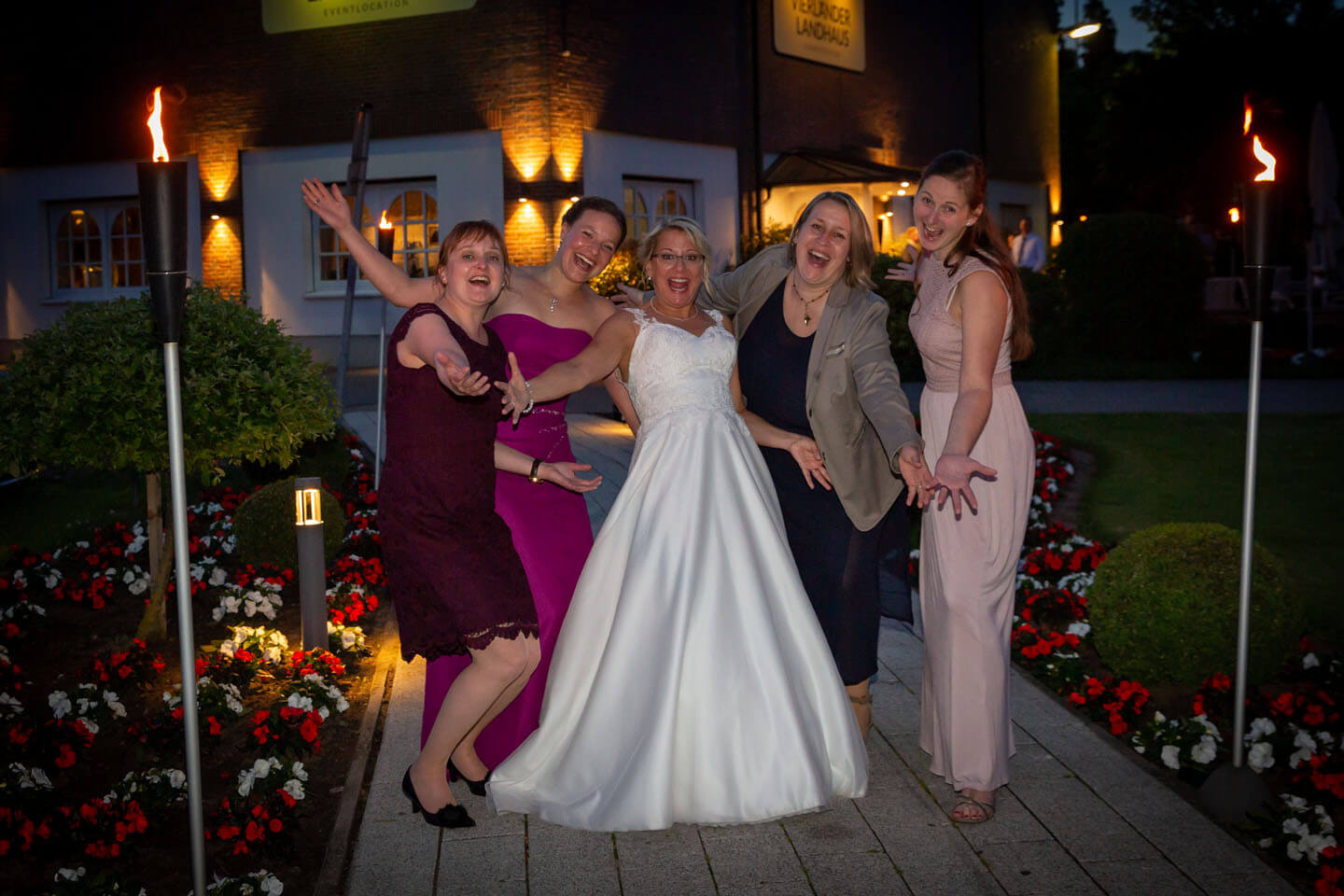 Braut mit ihren Mädels