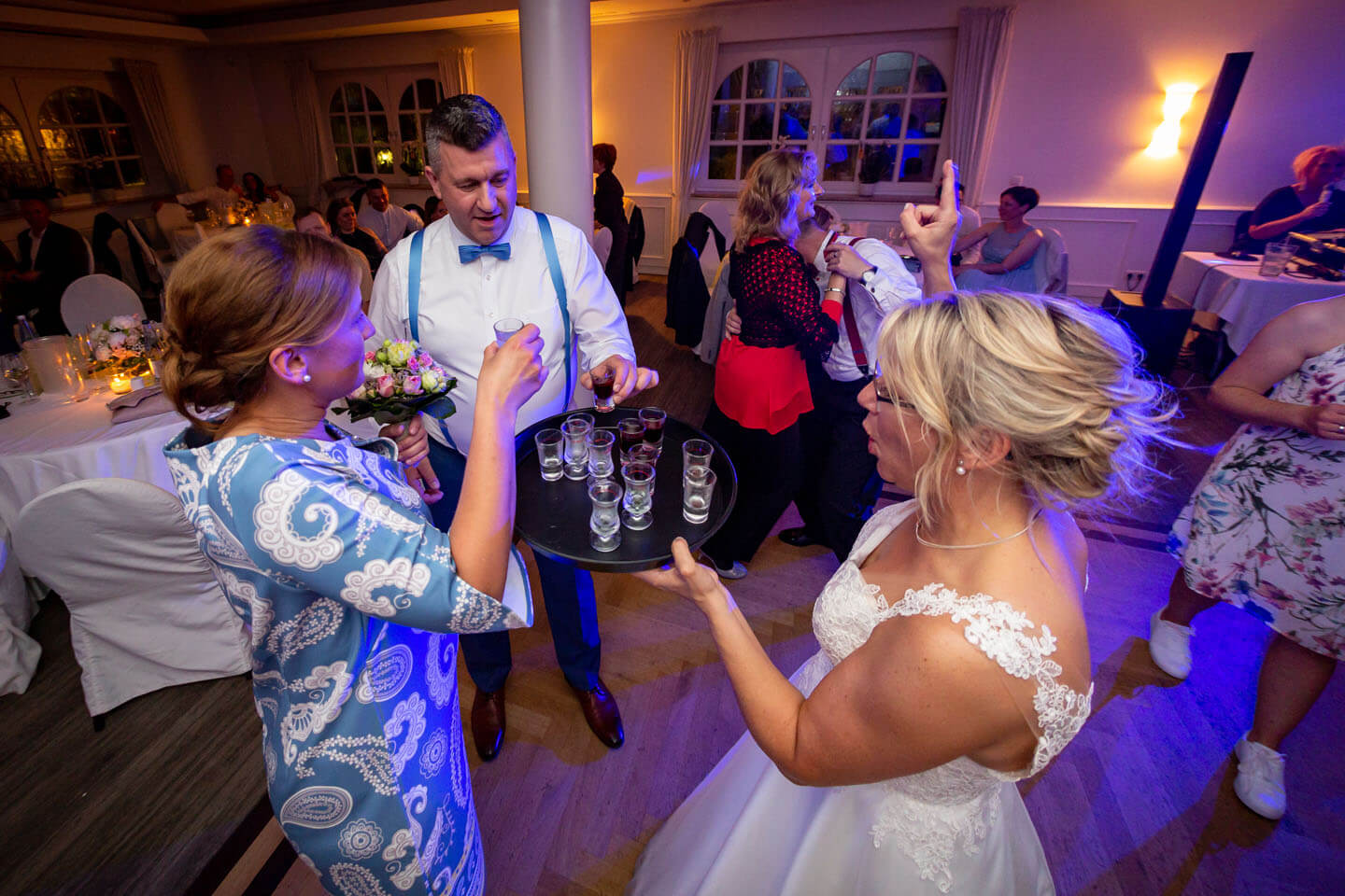 Cheers! Nach dem Fangen vom Brautstrauss